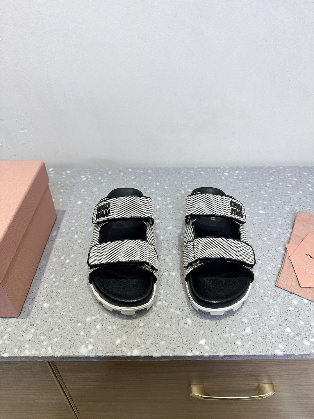 NO:409377,Miumiu 25ss spring and summer new style, two velcro thick soles, slippers, a vacation style is coming. Miu is really too girly!  How can you miss a pair of versatile and comfortable in summer?  This one is not only simple and elegant in design, but also super comfortable to wear. It is a must-have artifact in summer!  It is perfectly matched with anything, and it is a perfect fashion item!  Original imported cowhide / original woven fabric inner foot pad sheepskin original sole rubber outsole size 35-39 (40.41 custom made without return or exchange), slippers, miumiu, slippers, cowhide, sheepskin19860909Miumiu 缪缪 25ss春夏新款 两带魔术贴厚底 拖鞋 妥妥的度假风来袭 Miu真的太少女啦！ 夏天怎么能少得了一双百搭又舒适的呢？ 这款不仅设计简约大方,而且穿起来超级舒服,简直就是夏日必备神器！ 搭配任何都毫不违和,妥妥的时尚单品！ 鞋面原版进口牛皮/原版编织布 内里垫脚羊皮 鞋底原版橡胶大底 码数35-39（40.41定做不退换）,拖鞋,miumiu,slippers,cowhide,sheepskin,Women's Shoes