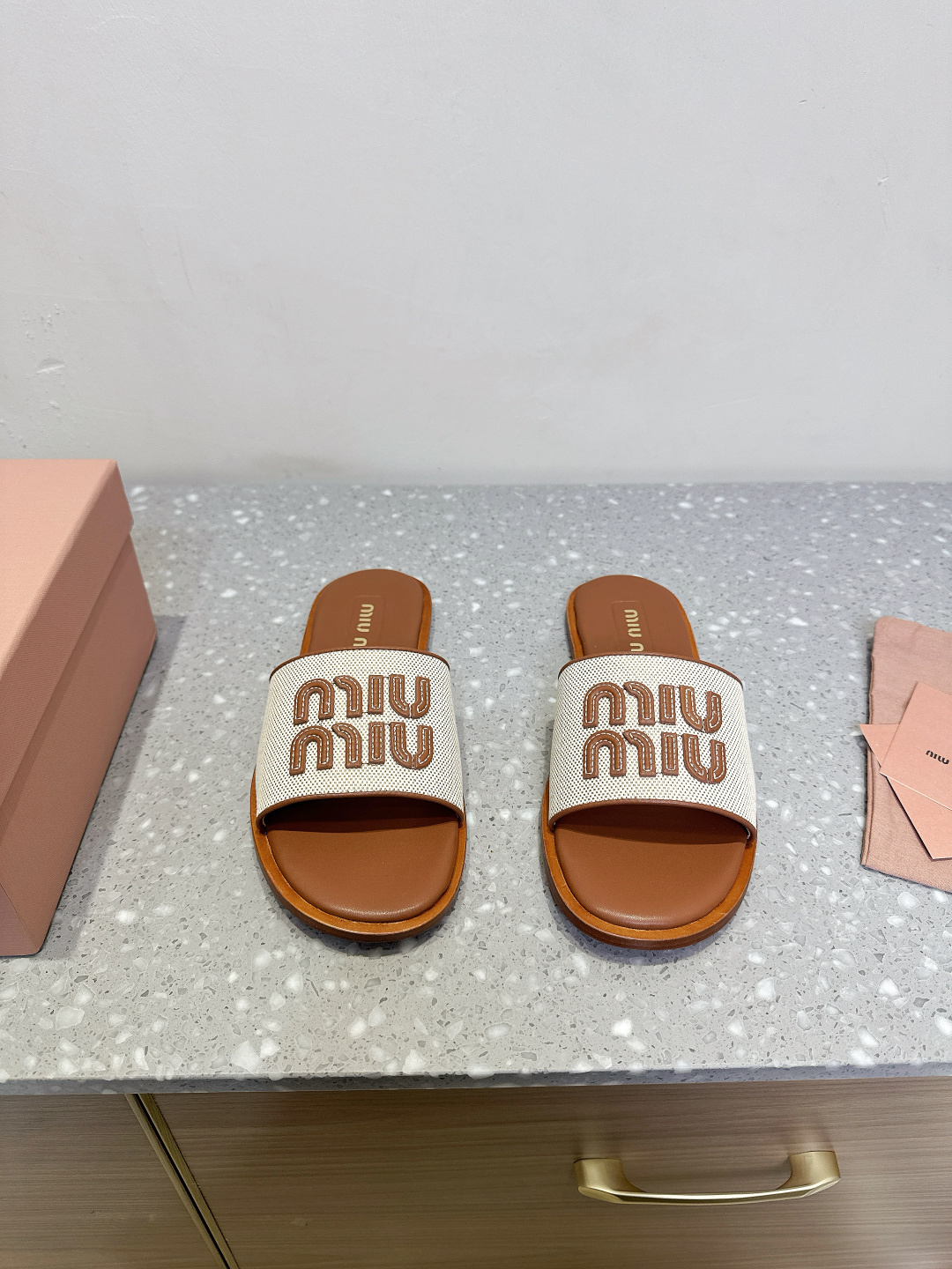 NO:224542,Miumiu 25ss Spring and Summer New Style Flat Slippers The holiday style is coming. Miu is really so girlish!  How can you miss a pair of versatile and comfortable in summer?  This one is not only simple and elegant in design, but also super comfortable to wear. It is a must-have artifact in summer!  It is perfectly matched with anything, and it is a perfect fashion item!  Original imported cowhide / original woven fabric inner foot pad sheepskin original sole rubber outsole size 35-39 (40.41 custom made without return or exchange), slippers, miumiu, slippers, cowhide, sheepskin19860909Miumiu 缪缪 25ss春夏新款 平底 拖鞋 妥妥的度假风来袭 Miu真的太少女啦！ 夏天怎么能少得了一双百搭又舒适的呢？ 这款不仅设计简约大方,而且穿起来超级舒服,简直就是夏日必备神器！ 搭配任何都毫不违和,妥妥的时尚单品！ 鞋面原版进口牛皮/原版编织布 内里垫脚羊皮 鞋底原版橡胶大底 码数35-39（40.41定做不退换）,拖鞋,miumiu,slippers,cowhide,sheepskin,Women's Shoes