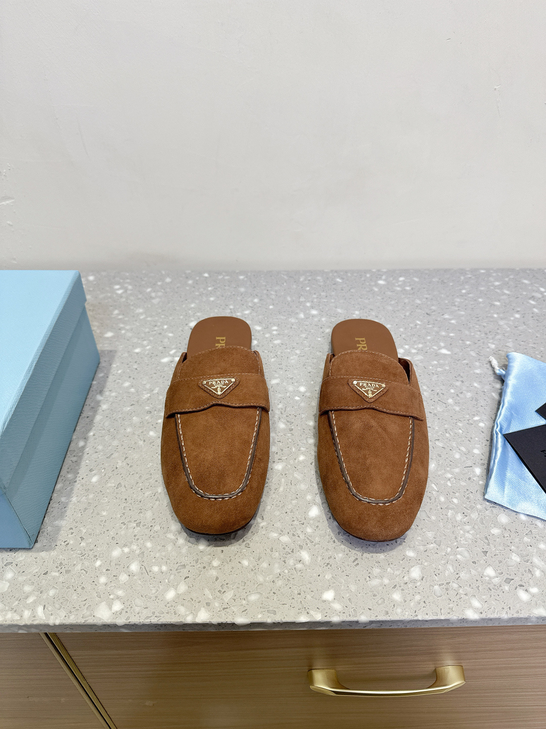 NO:224581,Prada 25ss early spring new model, catwalk triangle logo, semi-slipper hot model, catwalk model, retro, fashionable and stylish, casual and versatile, fashionable and easy to control, it will explode every year. It is enough to conquer you, wear it, casual and fashionable, both without mistakes, simple and handsome, original imported suede, inner foot pad sheepskin, sole original rubber beef tendon thick sole Size35-39 (40.41 custom-made, non-return and exchange), semi-torque, prada, prada, slippers, sheepskin, chamois leather19860909Prada 普拉达 25ss早春新款 走秀款三角标 半拖鞋爆款 走秀款 复古感时髦满满 随意百搭 时尚休闲 独到味道 人人都爱也轻松驾驭 每年都会爆.足以征服你,穿上它,休闲时髦 两不失误 上脚简单帅气 面料原版进口麂皮 内里垫脚羊皮 鞋底原版橡胶牛筋厚底 Size35-39（40.41定制不退换),半拖,prada,prada,slippers,sheepskin,chamois leather,Women's Shoes