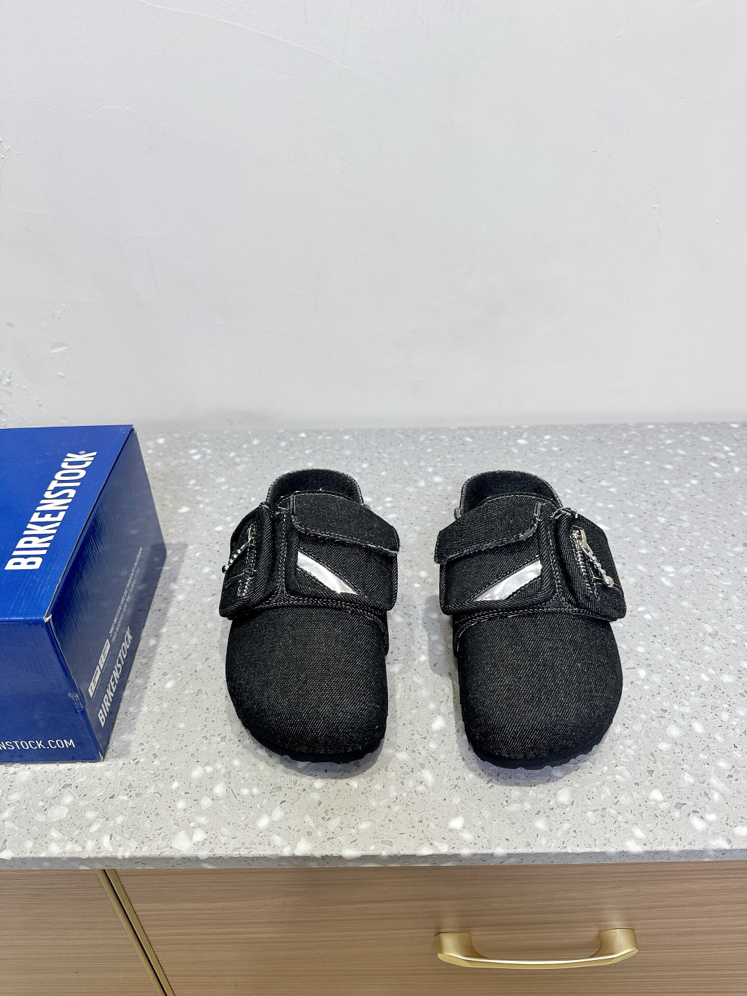 NO:224539,Birkenstock 25ss early spring new style denim schoolbag Birken Baotoudou these two brands were tempted as soon as they were jointly issued. I found a long time to buy the goods. It’s really hard to find shoes. It’s really super good-looking. Sisters make it for me. Original imported denim fabric, inner footbed denim, original IP foamed sole, Size35-44 (female size 40, male size 45 customized, no return or exchange), semi-drag, birdenstock19860909Birkenstock 博肯 25ss早春新款 牛仔 书包 勃肯 包头拖 这两个品牌刚出联名我就心动了 代购找很久才买到货,真的一鞋难求,真的超级好看,姐妹们给我冲 面料原版进口牛仔布 内里垫脚牛仔布 大底原版IP发泡大底 Size35-44（女码40,男码45订做不退换）,半拖,birkenstock,Women's Shoes