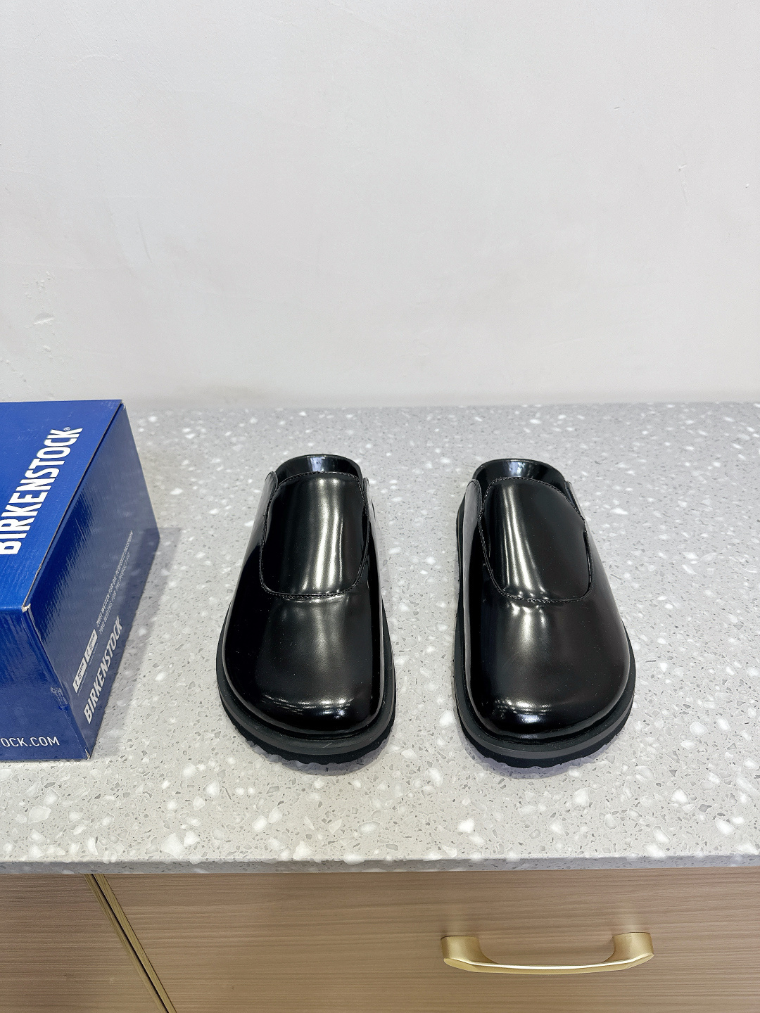 NO:224584,Birkenstock 25ss early spring new style Birkenstock Baotoudou these two brands were tempted as soon as they were jointly issued. I found a long time to buy the goods. It’s really hard to find shoes. It’s really super good-looking. Sisters make it for me. Original imported beef patent leather fabric, inner footbed cowhide, original IP foamed sole Size35-39 (40 customization, no return or exchange), semi-drag, birdenstock, cowhide19860909Birkenstock 博肯 25ss早春新款 勃肯 包头拖 这两个品牌刚出联名我就心动了 代购找很久才买到货,真的一鞋难求,真的超级好看,姐妹们给我冲 面料原版进口牛漆皮 内里垫脚牛皮 大底原版IP发泡大底 Size35-39（40定制不退换）,半拖,birkenstock,cowhide,Women's Shoes