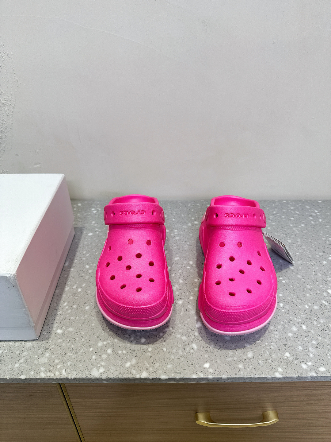 NO:224546,(Shell Puff) Crocs Classic clog Crocs Shell Puff Hole Shoes Beach Shoes Celebrity Original environmentally friendly material, soft bag without shoe box!! Shoes that are popular all seasons! American casual shoe brand Crocs Classic Mega Crush Clog Sandals Celebrity beach wading versatile trendy casual hole slipper sandals are an excellent brand of innovative casual shoes worldwide. Crocs adheres to its core molded shoe technology and has launched a rich casual shoe that is suitable for all seasons. This classic casual shoe is also affectionately called 