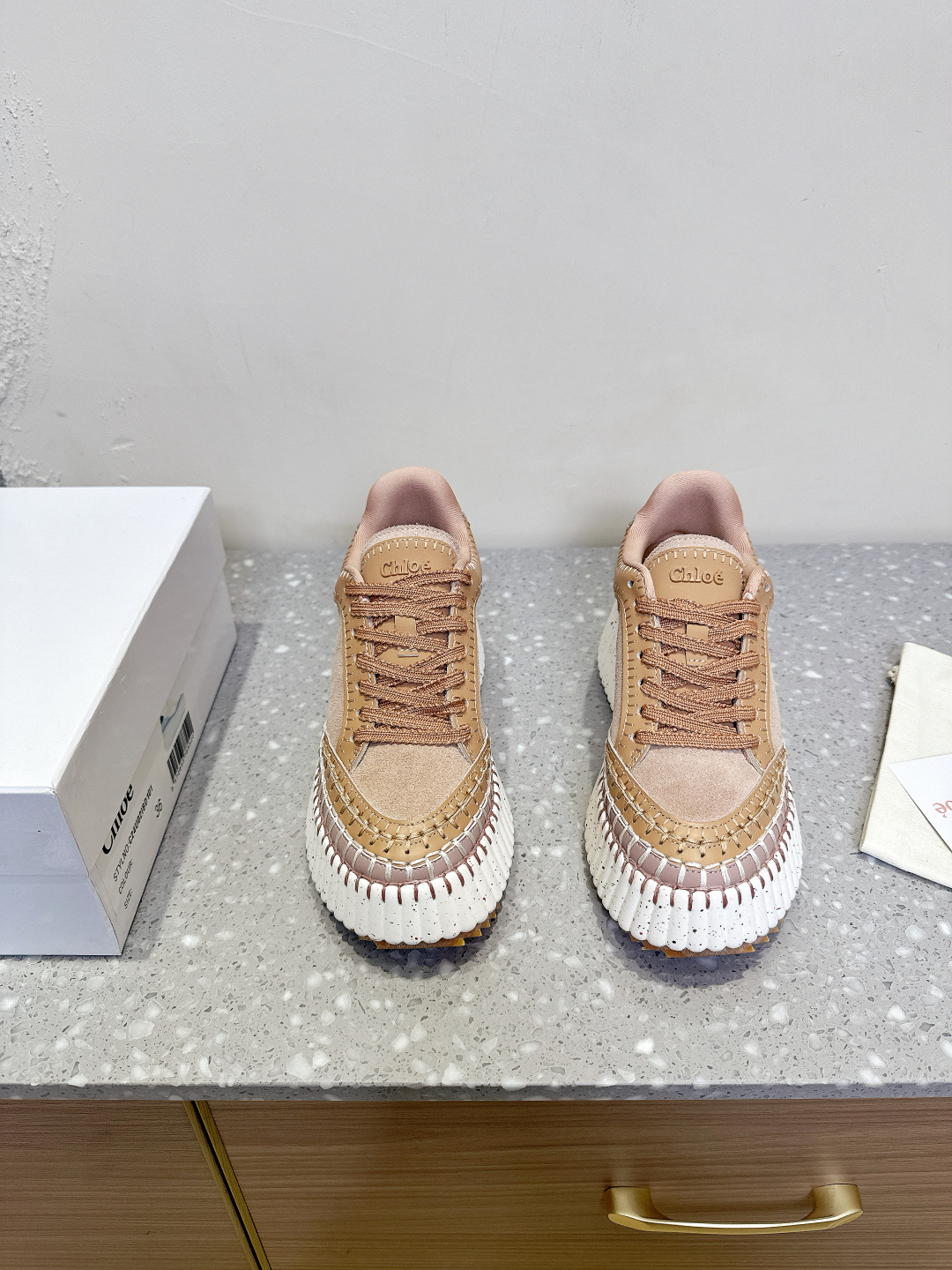 NO:224533,Chloe Chloe/Koyi 25ss Spring and Summer New Style Thick-soled White Shoes Casual Shoes Original Sole, fully hand-tied, all the positions are just right, Internet celebrity hot products, top casual vacation series Big Internet celebrities are unanimous in pursuit of this style, and it is difficult to find out for a while. The indispensable single slippers in midsummer are very attractive to fashionable and sporty style, showing your elegance, lightness, slimming, and white footwear in your way Original imported cowhide/Niujing inner foot pad sheepskin Outsole rubber sole/ultra-light wear-resistant velvet combination Size35-40 (40 custom made without return or exchange), casual shoes/sports shoes, chloe, loewe, sneakers, slippers, cowhide, sheepskin19860909Chloe 克洛伊/蔻依 25ss春夏新款 厚底小白鞋 休闲鞋 原版鞋底,全手工穿线,所有的位置刚刚好 ,网红爆款,顶级休闲度假系列 大咖网红一致追求此款,更是断货一度难求 盛夏不可缺少的单品拖鞋,上脚极具吸引时髦运动风尚,以你的方式彰显你的优雅、轻便、显瘦、显脚白 面料原版进口牛皮/牛京 内里垫脚羊皮 大底橡胶大底/超轻耐磨绒组合 Size35-40（40订做不退换）,休闲鞋/运动鞋,chloe,loewe,sneakers,slippers,cowhide,sheepskin,Women's Shoes