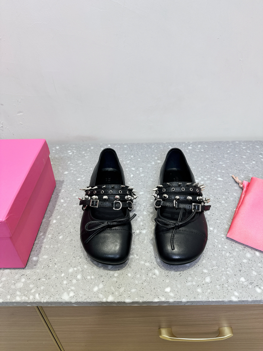 NO:224571,Abra niche trendy brand 25ss spring and summer new style, Liudian flat sole ballet shoes, single shoes, spring ootd outfit, ballet shoes that sweet and cool girls cannot miss. It's too fashionable, a bit sweet and retro, and a bit punk. See how to match it!  I like it so much. The upper is customized imported cowhide/willow nail, the inner foot pad sheepskin, the sole is imported genuine leather outsole, size 35-39 (40 customized, no return or exchange), ballet shoes, cowhide, sheepskin, Leather soles19860909Abra 小众潮牌 25ss春夏新款 柳钉 平底 芭蕾舞鞋 单鞋 春日ootd穿搭 甜酷女孩不能错过的芭蕾舞鞋 太时髦了,有点甜甜的复古味儿,也有点朋克.看怎么搭配咯！太喜欢了. 鞋面原版定制进口牛皮/柳钉 内里垫脚羊皮 鞋底原版进口真皮大底 码数35-39（40定制不退换）,芭蕾舞鞋,cowhide,sheepskin,Leather soles,Women's Shoes