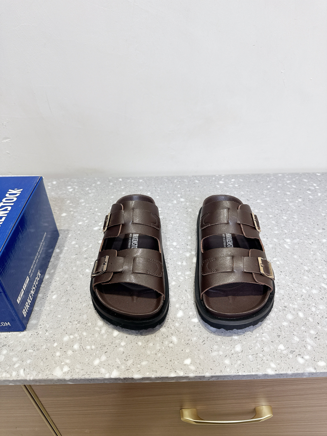 NO:224522,Birkenstock 25ss early spring new style Birkenstock slippers I was tempted as soon as the two brands came out to jointly launch. I found a long time to buy the goods. It’s really hard to find a shoe. It’s really super good-looking. Sisters make it for me. Original imported cowhide fabric, inner footbed, Niujing, original IP foamed sole, Size35-39 (40 customization, no return or exchange), slippers, birdkenstock, slippers, cowhide19860909Birkenstock 博肯 25ss早春新款 勃肯 拖鞋 这两个品牌刚出联名我就心动了 代购找很久才买到货,真的一鞋难求,真的超级好看,姐妹们给我冲 面料原版进口牛皮 内里垫脚牛京 大底原版IP发泡大底 Size35-39（40定制不退换）,拖鞋,birkenstock,slippers,cowhide,Women's Shoes