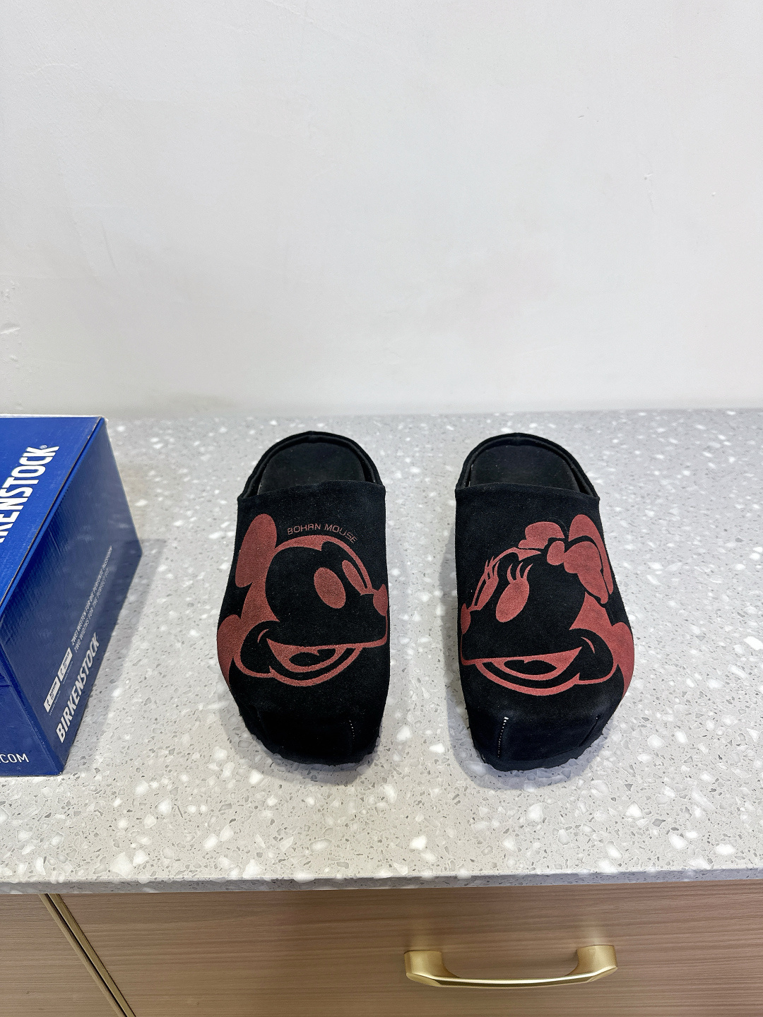 NO:224527,Birkenstock 25ss Spring and Summer New Style, Thick Sole, Mickey Mouse, Birkenstock, Baotou Tug These two brands were tempted as soon as they were jointly issued. I found a long time to buy the goods. It’s really hard to find shoes. It’s really super good-looking. Sisters make it for me. Original imported fabrics, imported beef velvet, inner foot pad velvet, original custom IP foam sole, Size35-40 (40 custom made, no return or exchange), slippers, birdenstock, slippers19860909Birkenstock 25ss春夏新款 厚底 米奇鼠 勃肯 包头拖 这两个品牌刚出联名我就心动了 代购找很久才买到货,真的一鞋难求,真的超级好看,姐妹们给我冲 面料原版进口牛反绒  内里垫脚牛反绒 大底原版定制IP发泡大底 Size35-40（40订做不退换）,拖鞋,birkenstock,slippers,Women's Shoes