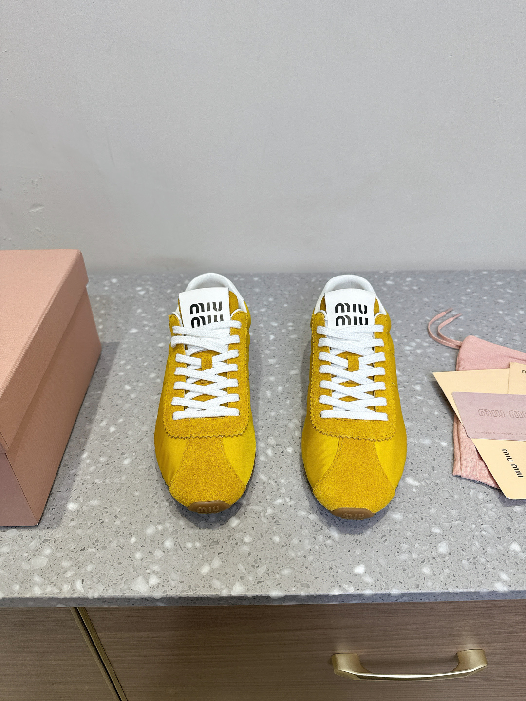 NO:224517,MiuMiu 25ss early spring new model, new style of show-up lazy shoes, Destorian shoes, official spring and summer new style, fashionable and versatile, salty and sweet, and not polished at all. Whether worn barefoot or socks, it will reduce age and be super invincible and versatile!  Original imported beef velvet/original fabric inner foot pad sheepskin original custom rubber sole Size35-39 (40.41 custom made without return or exchange), casual shoes/sports shoes, miumiu, sneakers, sheepskin, socks19860909MiuMiu 缪缪 25ss早春新款 走秀新款一脚蹬懒人鞋 德训鞋 官方春夏走秀新款,时髦百搭·即可咸又可甜·一点也不磨脚 无论光脚穿还是搭配袜子穿都超级减龄 超级无敌百搭！ 鞋面原版进口牛反绒/原版布 内里垫脚羊皮 鞋底原版定制橡胶大底 Size35-39（40.41订做不退换）,休闲鞋/运动鞋,miumiu,sneakers,sheepskin,socks,Women's Shoes