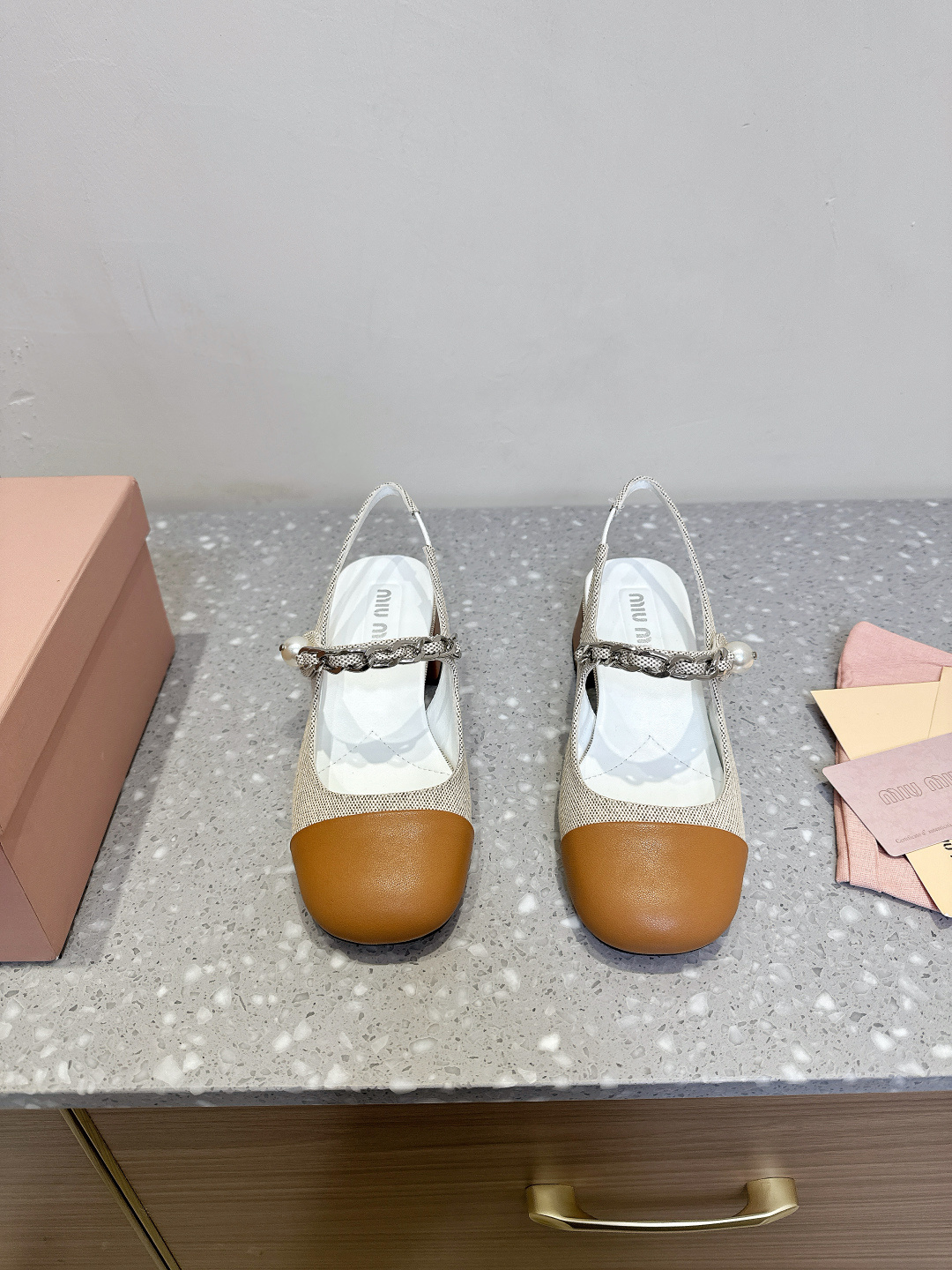 NO:224507,Miu Miu Miu 25ss spring and summer new style, small thick heels, Marie Zhen sandals, it is indeed more amazing to wear~ The personalized design is very versatile, and the height is very suitable for me. I don’t wear it, and I will definitely not lose money on my hands!  Original imported cowhide/original fabric inner footbed sheepskin heel height 4.5cm sole original customized Italian leather outsole Size35-41 (40.41 custom made without return or replacement), Mary Jane, miumiu, sandals, mary jane, cowhide, sheepskin, Leather soles19860909Miu Miu 缪缪 25ss春夏新款 小粗跟 玛丽珍 凉鞋 上脚果然更惊艳~ 个性设计非常百搭,而且高度也太适合我了,穿着不累脚 绝对入手不亏的一双！ 面料原版进口牛皮/原版布 内里垫脚羊皮 跟高4.5cm 鞋底原版定制意大利真皮大底 Size35-41（40.41 定制不退不换）,玛丽珍,miumiu,sandals,mary jane,cowhide,sheepskin,Leather soles,Women's Shoes