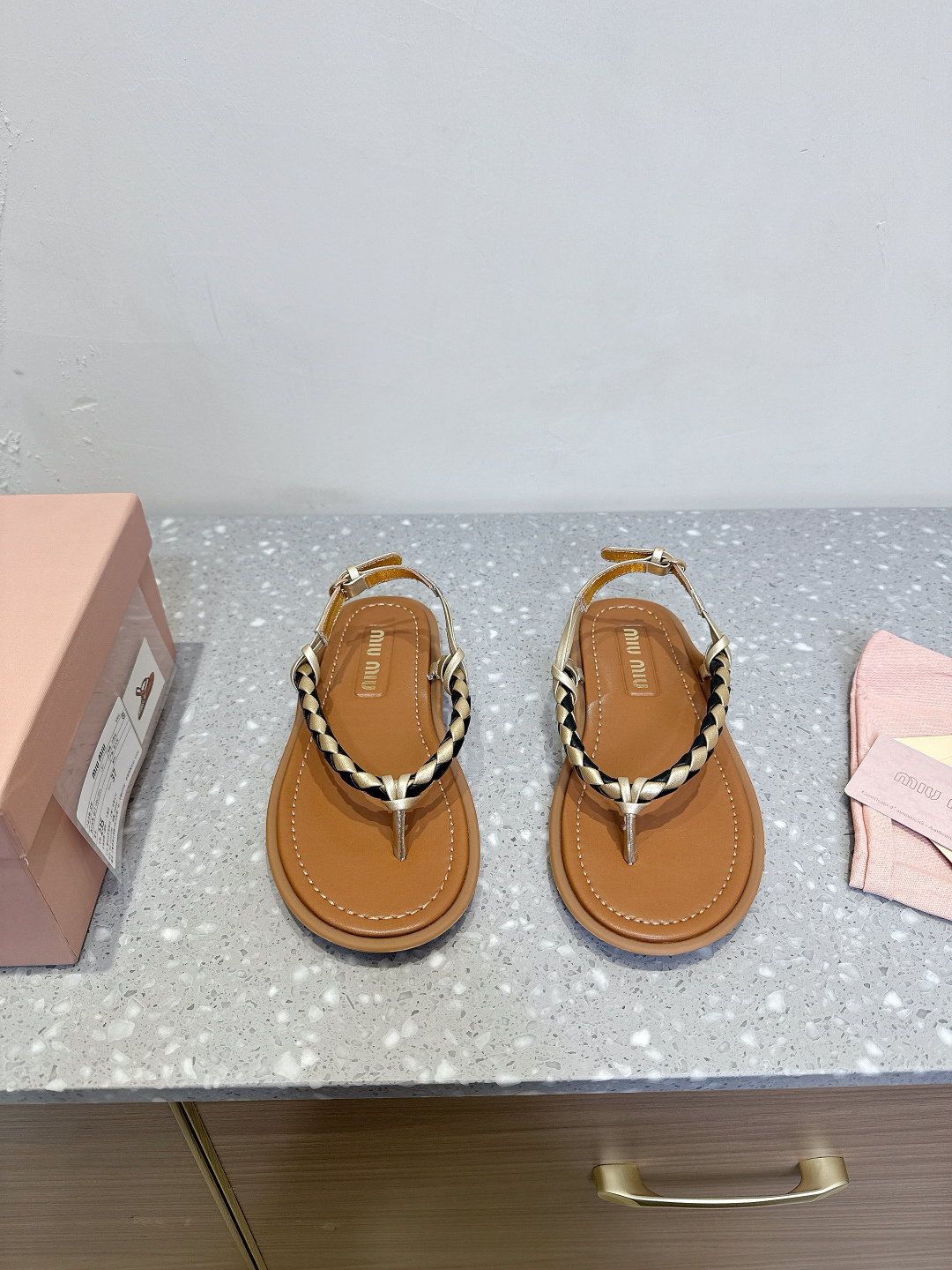NO:224504,Miu Miu Miu 25ss spring and summer new style, foot clip sandals, flip-flops, major purchasing agents around the world are on the market. The catwalk is exposed. The very staying Maillard color flat shoes, electric embroidery design, unique style, very textured. Original custom cowhide leather, inner foot pad sheepskin, original open molded rubber sole Size35-40 (40 custom made without return and exchange), split-toe shoes, miumiu, sandals, flats, cowhide, sheepskin19860909Miu Miu 缪缪 25ss春夏新款 夹脚 凉鞋 人字拖 全球各大代购官网火爆上市. 走秀场曝光 非常留行的美拉德配色平底鞋,电绣工艺设计、独特风格,非常有质感 鞋面原版定制牛皮 内里垫脚羊皮 鞋底原版开模橡胶大底 Size35-40（40定做不退换）,分趾鞋,miumiu,sandals,flats,cowhide,sheepskin,Women's Shoes