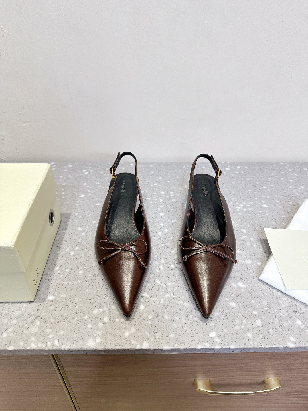 NO:224497,Unfolio niche trendy brand 25ss early spring new style, beautiful pointed toe, cat heel sandals, the long-lost minimalist beauty in the fashion industry, classic and fashionable color scheme, effortless elegance, fashionable, exquisite, beautiful, Baotou pointed toe, open-edge beads, fashionable and simple new style of daily slippers, beautiful and high-end slippers, this style is super good on the feet and can lengthen the legs. Original imported fabric, inner foot pad sheepskin, heel height 3.5cm, original custom leather soles, Size35-40 (40 custom made, no return or exchange), sandals, sandals, slippers, cowhide, sheepskin, Leather soles19860909Unfolio 小众潮牌 25ss早春新款 绝美尖头 猫跟 凉鞋 时尚界久违的极简之美 经典时尚配色 毫不费力的优雅风来袭 时髦 精致 绝美 包头尖头 开边珠外穿时尚气质简约新款日常拖鞋美出高级感拖鞋这款上脚超好而且可以拉长腿型. 面料原版进口牛皮 内里垫脚羊皮 跟高3.5cm 大底原版定制真皮大底 Size35-40（40订做不退换）,凉鞋,sandals,slippers,cowhide,sheepskin,Leather soles,Women's Shoes