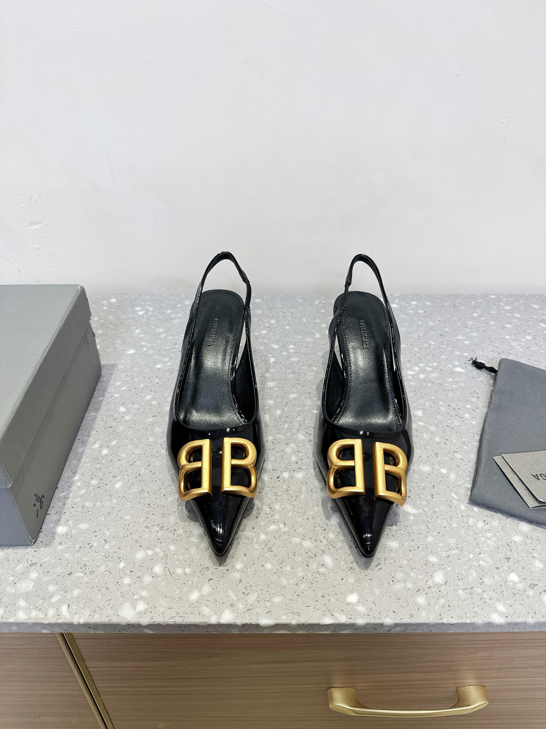 NO:224502,Balenciaga 25ss Spring and Summer New BB pointed toe high heels Very red!  Very suitable for the New Year!  The latest double BB cat heel sandals in Paris, which look super white on the feet!  Both colors are very positive!  Very suitable for some important occasions!  The foot pads in the inner sheep are super comfortable!  The height of the kitten heel is just right!  Sexy and elegant!  !  Original imported beef patent leather / original buckle trim inner foot pad sheepskin heel height 6.5cm outsole original imported Italian leather outsole size 35-39 (40.41 custom made without return), sandals, balenciaga, balenciaga, sandals, high heels, sheepskin, Leather soles19860909Balenciaga 巴黎世家 25ss春夏新款 BB尖头 高跟鞋 好正的红色！很适合新年呢！巴黎最新款双BB款猫跟凉鞋,上脚超级显白！ 两色颜色都很正！很适合搭配一些重要的场合！内里羊里垫脚超级舒适！ 小猫跟的高度刚刚好！性感又不失优雅！！ 鞋面原版进口牛漆皮/原版扣饰 内里垫脚羊皮 跟高6.5cm 大底原版意大利进口真皮大底 码数35-39（40.41定做不退换）,凉鞋,balenciaga,balenciaga,sandals,high heels,sheepskin,Leather soles,Women's Shoes