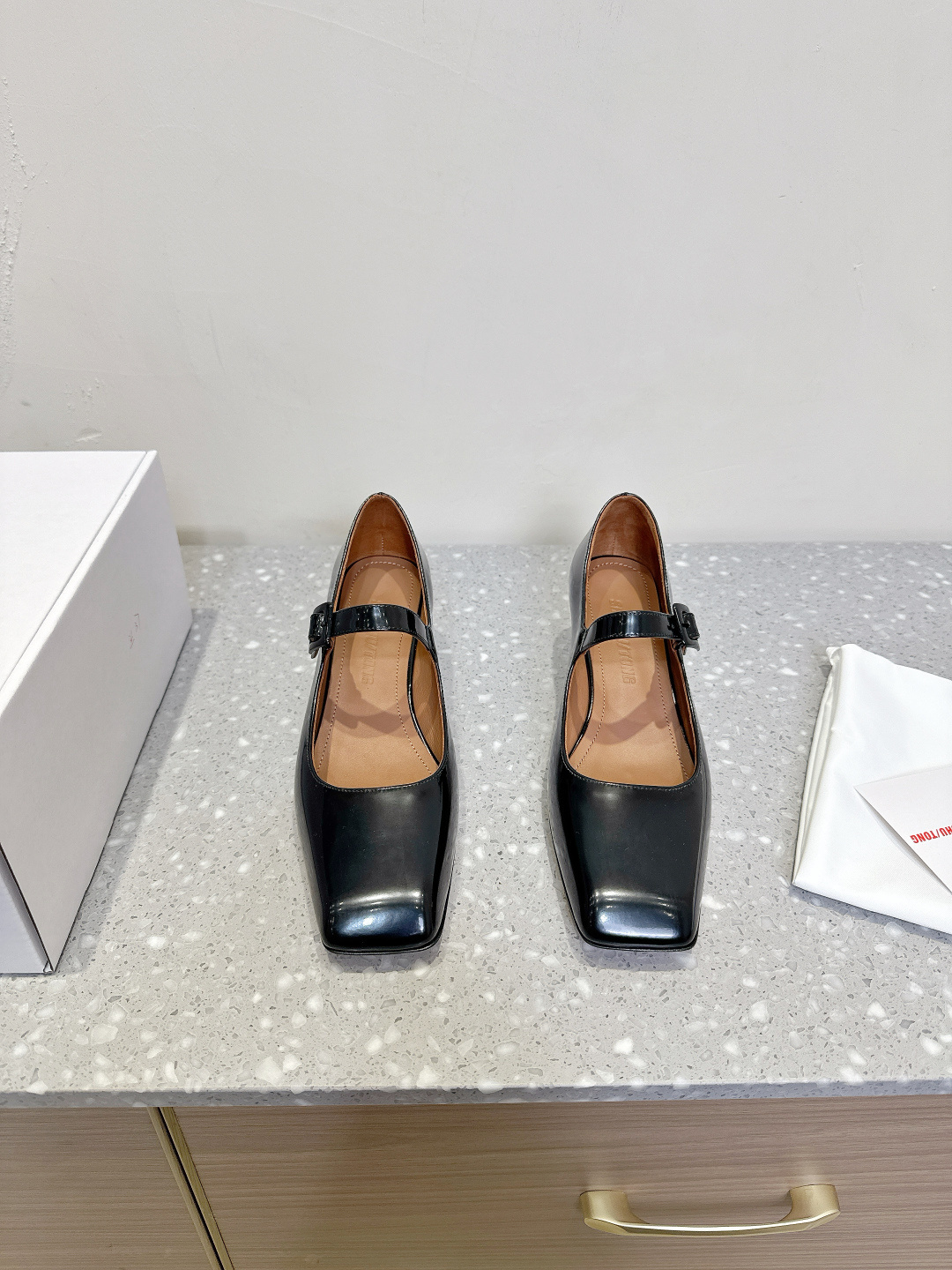 NO:224514,ShushuTong Niche trendy brand 25ss Spring and summer new style Square toe High heels Mary Zhen Single shoes A pair of shoes that can be regarded as gods, sweet and fashionable. Any combination is very high in the film rate, and it directly hits every shushu/tong girl's heart, full of girlishness, becomes playful and modern girl in seconds. The upper is imported with an open-edged beaded cowhide, inner foot pad sheepskin, heel height 6.5cm, original soles imported from Italy, size 35-39 (40 custom made, no return or exchange), single shoes, mary jane, cowhide, sheepskin, Leather soles19860909ShushuTong 小众潮牌 25ss春夏新款 方头 高跟 玛丽珍 单鞋 一双可以封神的鞋,甜美时髦 随便搭配都是出片率巨高,直戳每一位shushu/tong 女孩心,少女感十足 穿上秒变俏皮摩登女孩 鞋面原版进口开边珠牛皮 内里垫脚羊皮 跟高6.5cm 鞋底原版意大利进口真皮大底 码数35-39（40 订做不退换）,单鞋,mary jane,cowhide,sheepskin,Leather soles,Women's Shoes