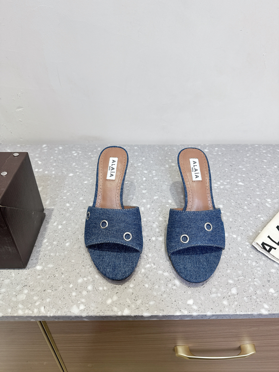 NO:224495,Alaia niche trendy brand 25ss spring and summer new style, slim heels, slippers, this brand needs no need to say more, it is one of the most popular brands in the past two years, and almost everyone in the blogger has a pair!  The spring season is coming, so I recommend this casual and design-oriented slipper. I feel like this flip flop is about to be popular!  Whether it is paired with jeans, linen leg pants or skirts, it can be very eye-catching!  A pair must be purchased!  The upper is made of original imported patent leather/cowhide/denim, inner foot pad sheepskin, heel height 6.5cm, sole original imported Italian leather sole Size35-41 (40.41 custom made without return), high heels, alaia, high heels, slippers, skirts, jeans, cowhide, sheepskin, Leather soles19860909Alaia 阿莱雅 小众潮牌 25ss春夏新款 细跟 拖鞋 这品牌这不用多说,是近两年最火之一的品牌,几乎博主人手一双！ 春天的季节就要到了,推荐这款随性又不乏设计感的拖鞋,这款人字拖鞋我感觉即将要爆火！ 无论是配牛仔裤,亚麻腿裤还是裙子都可以很亮眼！必须入手一双！ 鞋面采用原版进口漆皮/牛皮/牛仔布 内里垫脚羊皮 跟高6.5cm 鞋底原版意大利进口真皮大底 Size35-41（40.41 订做不退换）,高跟鞋,alaia,high heels,slippers,skirts,jeans,cowhide,sheepskin,Leather soles,Women's Shoes