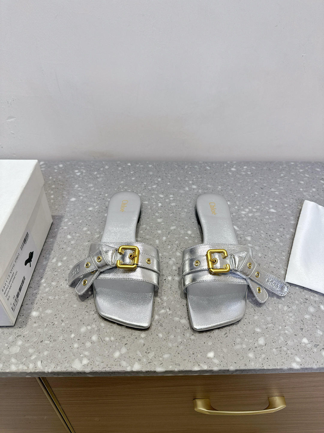 NO:224519,Chloe 25ss Spring and Summer New Style Bow, Cable Square Head, Flat Sole, Slippers, The Minimalist Beauty in the Fashion Industry, Classic Fashionable Colors, Struggle Elegance, Fashionable, Exquisite, Beautiful!  Fashionable and simple new style of daily slippers, beautiful and high-end slippers!  Very nice to wear!  The upper is made of original imported cowhide, inner foot pad sheepskin, original Italian imported leather outsole, size 35-40 (40 customized, non-return and exchange), slippers, chloe, loewe, slippers, cowhide, sheepskin, Leather soles19860909Chloe 蔻依 25ss春夏新款 蝴蝶结 扣带方头 平底 拖鞋 时尚界久违的极简之美 经典时尚配色 毫不费力的优雅风来袭 时髦 精致 绝美 ！ 时尚气质简约新款日常拖鞋美出高级感拖鞋！上脚超好看！ 鞋面采用原版进口牛皮 内里垫脚羊皮 鞋底原版意大利进口真皮大底 码数35-40（40 订做不退换）,拖鞋,chloe,loewe,slippers,cowhide,sheepskin,Leather soles,Women's Shoes