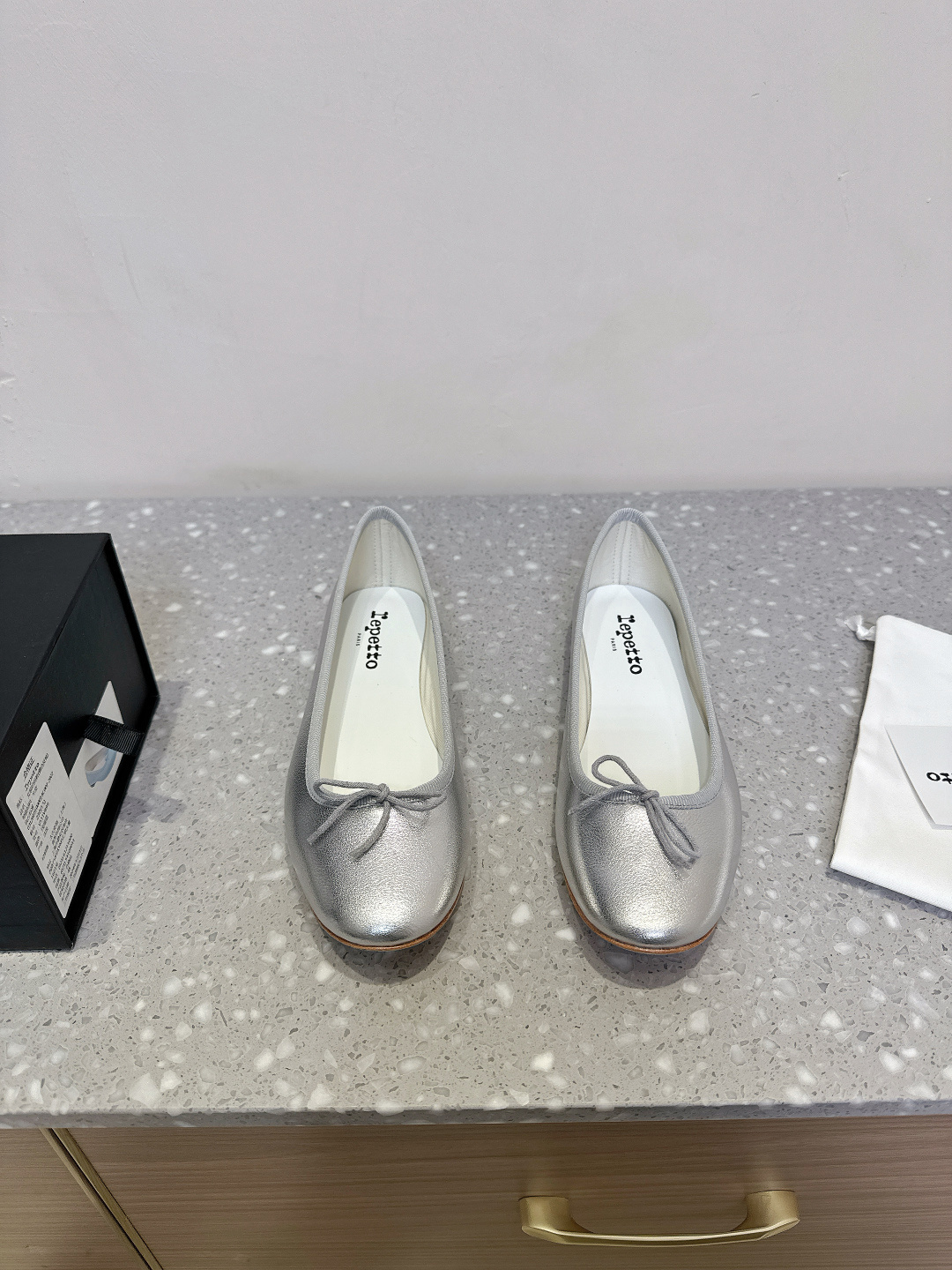 NO:224509,Repetto niche trendy brand, 25ss spring and summer new style, crescent-shaped shallow mouth, ballet shoes, single shoes, as long as you like to wear ballet shoes, ballet shoes, treasures, you can completely close your eyes and try this pair. The shoe shape is so good that you don’t want to take off your feet. The foot feels comfortable and slimming, and what you want to match is good!  Fairies, limited edition (limited quantity) original imported cowhide, inner foot pad sheepskin, original leather outsole, size 35-39 (40 custom made, no return or exchange), ballet shoes, cowhide, sheepskin, Leather soles19860909Repetto 小众潮牌 25ss春夏新款 月牙浅口 芭蕾舞鞋 单鞋 只要平时喜欢穿芭蕾鞋 芭蕾鞋控的 宝子们 你们完全可以闭眼去冲这双 鞋型巨乖 上脚完全不想脱下来的赶脚 上脚脚感舒适显瘦 配啥啥好看哈！ 仙女们冲 限量款（数量有限） 鞋面原版进口牛皮 内里垫脚羊皮 鞋底原版真皮大底 码数35-39（40定制不退换）,芭蕾舞鞋,cowhide,sheepskin,Leather soles,Women's Shoes