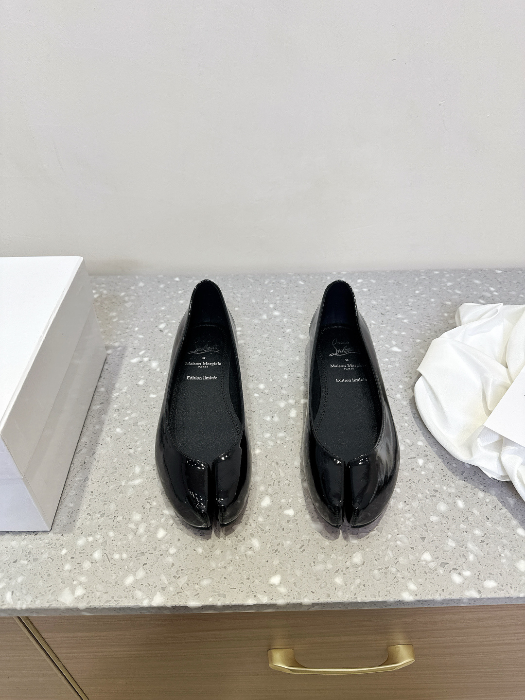 NO:224500,CL x Maison Margiela Co-branded model split toe Mary Jane single shoes are coming!  It's so fragrant, the beautiful and colorful girly feeling is coming to my face!  Fashion items that cannot be missed Simple and stylish beauty. The running meter is the one that must be included in the split toe. Fashionable age-reducing artifact. The casual and straightforward design. Integrate the unique logo of MM6 and meet the daily life. Leisure and vacation. All-match. True and Bashi. Original custom imported cowhide. Inner footstepped sheepskin. Original custom rubber outsole. Size 35-39 (40.41. Customized and non-return). Split toe shoes. christian louboutin,masion margiela,masion margiela,mary jane,cowhide,sheepskin.19860909CL x MaisonMargiela 马吉拉 联名款 分趾 玛丽珍 单鞋 火爆来袭！太香了,靓丽多彩少女感扑面而来！ 不容错过的时尚单品 简单又有格调的美 跑量扛把子,分趾必入单品 时尚减龄神器 随性率真的感脚 简单高级的设计 融入MM6独有的标志分趾,同时满足日常 休闲渡假 百搭 真心巴适 鞋面原版定制进口牛皮 内里垫脚羊皮 鞋底原版定制橡胶大底 码数35-39（40.41 定做不退换）,分趾鞋,christian louboutin,masion margiela,masion margiela,mary jane,cowhide,sheepskin,Women's Shoes