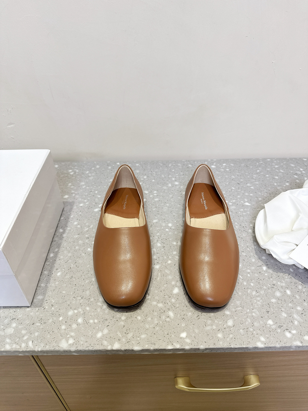 NO:224498,Maison Margiela 25ss Spring and Summer New Product Flat Sole One-Pedestal Ballet Shoes Comfortable, it will definitely be very comfortable. Silhouette, unique and ingenious. This ballet shoes are made of very textured top-layer calfskin. The elegance of the small square head is absolutely amazing. The upper is imported cowhide, inner foot pad sheepskin. The sole is original Italian leather outsole. Size 35-39 (40 custom made without return and exchange), single shoes, masion margiela, cowhide, sheepskin, Leather soles19860909Maison Margiela 马吉拉 25ss春夏新品 平底 一脚蹬 芭蕾舞鞋 舒适度不用说 肯定会很舒服的 廓形 独具匠心值得期待的特色 这款芭蕾舞鞋采用很有质感的头层小牛皮 小方头的雅致 简直绝绝子了 鞋面原版进口牛皮 内里垫脚羊皮 鞋底原版意大利真皮大底 码数35-39（40定做不退换）,单鞋,masion margiela,cowhide,sheepskin,Leather soles,Women's Shoes