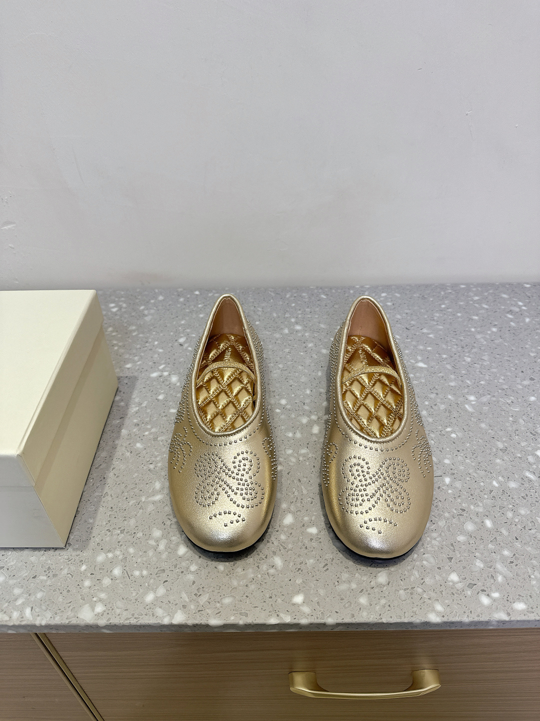 NO:224471,ORINOUS niche trendy brand 25ss spring and summer new style flat sole ballet shoes. Here, ballet shoes add a touch of mystery and avant-garde, and also inject a touch of boldness and modernity into traditional craftsmanship!  It is versatile and comfortable to wear!  Suitable for everyday life!  The design is also very consistent with the ballet style!  So it will be popular when it is launched~ The original imported tire sheepskin on the upper, the inner foot pad is water-dyed sheep, the original custom rubber outsole, the size is 35-39 (40 customized, no return or exchange), ballet shoes, sheepskin19860909ORINOUS 小众潮牌 25ss春夏新款 平底 芭蕾舞鞋 到这 芭蕾鞋款增添一丝神秘与前卫,也为传统工艺注入一丝大胆与现代感！ 上脚百搭舒适！适合日常！设计也很贴合芭蕾的风格！所以上线就火爆啦～ 鞋面原版进口胎羊皮 内里垫脚水染绵羊 大底原版定制橡胶大底 码数35-39（40定制不退换）,芭蕾舞鞋,sheepskin,Women's Shoes