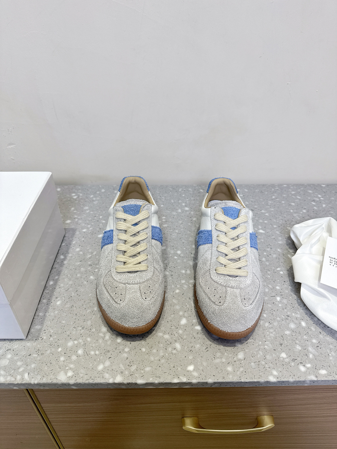 NO:224485,(Men's size) maison margiela mm6 maison margiela old classic margiela shoes Majra's most comfortable margiela shoes!  Full of retro feel!  Just dress up for you very high-end!  The shoes are very light!  It's super comfortable and breathable to wear!  The most important thing is not to tired or grind your feet!  All seasons of the year!  Spring, summer, autumn and winter are suitable!  Never out of time, original imported niujing/original cloth, inner foot pad sheepskin, original sole, open mold rubber wear-resistant beef tendon sole, size 35-45 (women's size 40, men's size 45, customized), dad shoes, masion margiela,masion margiela,sheepskin19860909（男码）maison margiela mm6 马吉拉 做旧 经典 德训鞋 马吉拉最最舒服的德训鞋子了！复古感满满！随便穿搭就可以很高级！鞋子很轻便！穿起来上脚超级舒服透气！最重要不累脚,不磨脚！一年四季！春夏秋冬皆适宜！永不过时 鞋面原版进口牛京/原版布 内里垫脚羊皮 鞋底原版开模橡胶耐磨牛筋底 码数35-45（女码40,男码45 定做）,老爹鞋,masion margiela,masion margiela,sheepskin,Women's Shoes