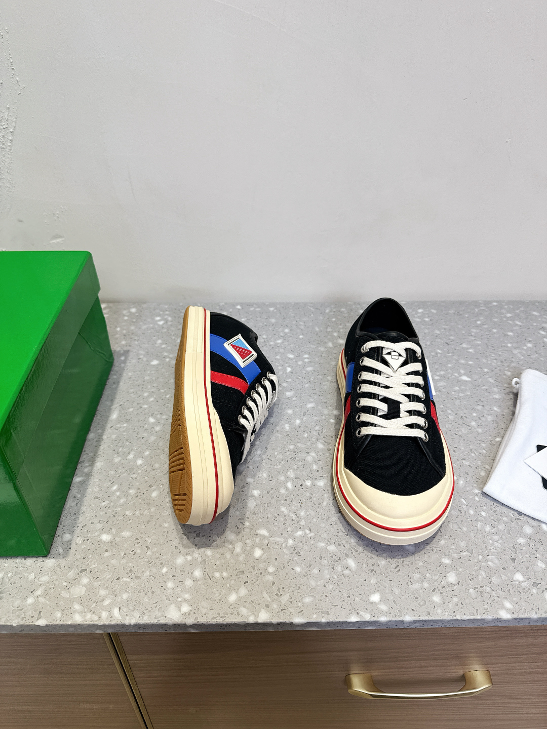 Bottega Veneta BV 25s: Luxurious Retrograde Shoes for Spring - 图片 1