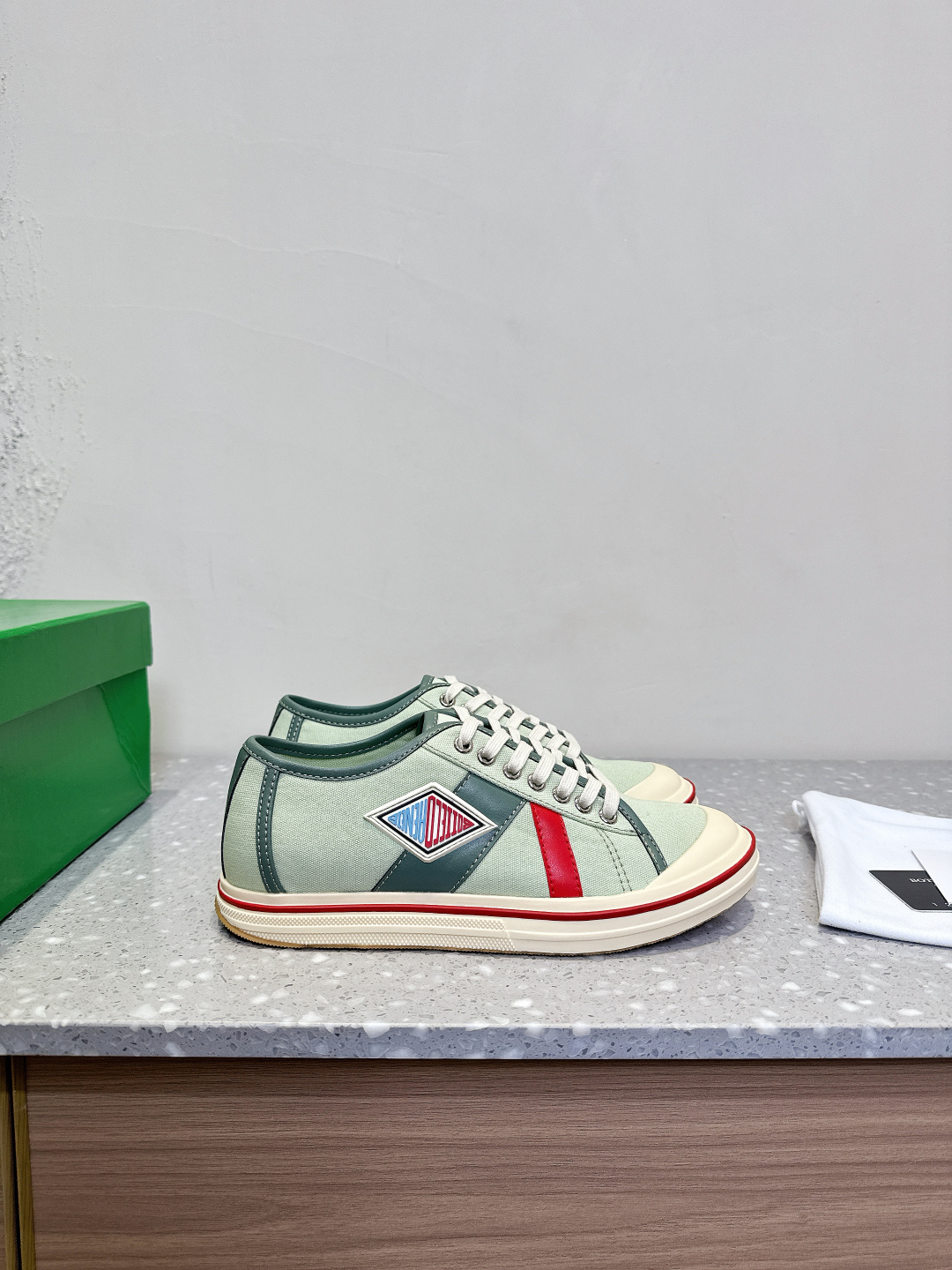 Bottega Veneta BV 25s: Luxurious Retrograde Basket Shoes for Spring - 图片 4
