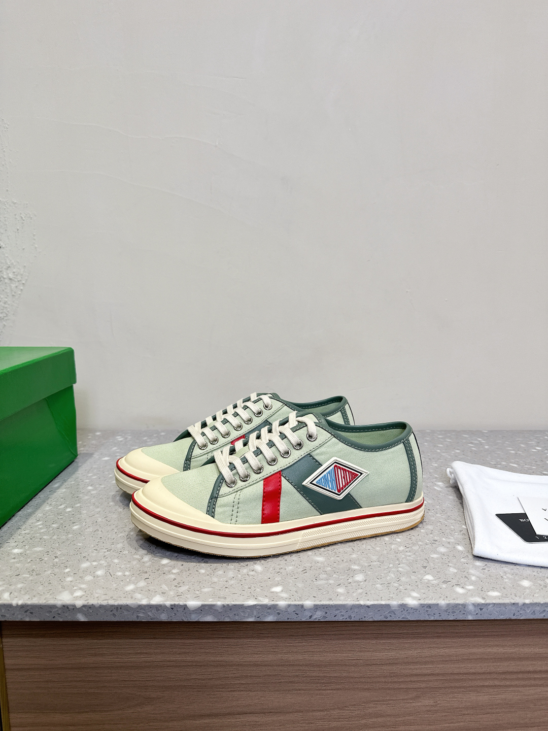 Bottega Veneta BV 25s: Luxurious Retrograde Basket Shoes for Spring - 图片 2