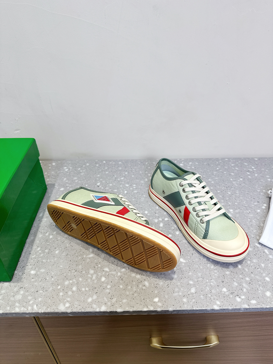 Bottega Veneta BV 25s: Luxurious Retrograde Basket Shoes for Spring - 图片 3