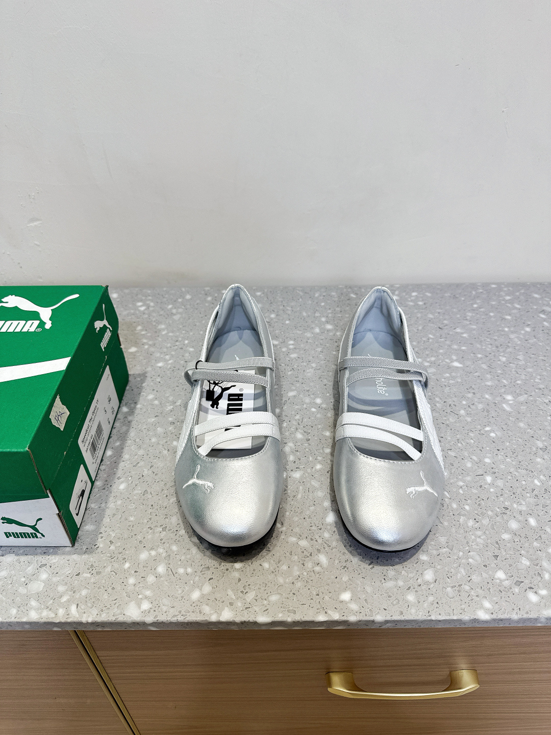 NO:224469,PUMA niche trendy brand 25ss spring and summer hot product, round-head ballet shoes, another major event in the trend circle has occurred!  The king PUMA, which was looked forward to by countless trendsetters, has actually returned!  PUMA's cross-border cooperation definitely has its place. Avanti shoes, through its unique retro foot shape, have instantly become the absolute focus of the shoe circle in the recent past. Original custom cowhide/Niujing imported sheepskin, outsole original EVA wear-resistant and non-slip sole, size 35-39 (40 customization, no return or exchange), ballet shoes, cowhide, sheepskin19860909PUMA 小众潮牌 25ss春夏爆款 圆头芭蕾舞鞋  潮流圈又一大事件发生！被无数潮人翘首以盼的王炸PUMA竟然回归了！PUMA的跨界合作绝对有着一席之,Avanti鞋款,通过独特的复古足型示人,也瞬间成为近期鞋圈的绝对焦点 鞋面原版定制牛皮/牛京 内里进口羊皮 大底原版EVA耐磨防滑大底 码数35-39（40定制不退换）,芭蕾舞鞋,cowhide,sheepskin,Women's Shoes