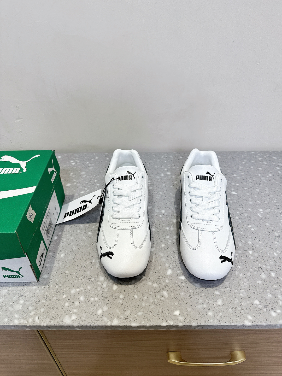 NO:224460,PUMA Niche trendy brand 25ss spring and summer hot products, round-toed moral training shoes, sports shoes, casual shoes, another major event in the trend circle has occurred!  The king PUMA, which was looked forward to by countless trendsetters, has actually returned!  PUMA's cross-border cooperation definitely has its place. Avanti shoes, through the unique retro football shoe style, has instantly become the absolute focus of the recent shoe circle. Original custom cowhide, imported sheepskin, outsole original EVA wear-resistant and non-slip sole, size 35-39 (40 customization, no return or exchange), casual shoes/sports shoes, sneakers, cowhide, sheepskin19860909PUMA 小众潮牌 25ss春夏爆款 圆头德训鞋 运动鞋 休闲鞋 潮流圈又一大事件发生！被无数潮人翘首以盼的王炸PUMA竟然回归了！PUMA的跨界合作绝对有着一席之,Avanti鞋款,通过独特的复古足球鞋型示人,也瞬间成为近期鞋圈的绝对焦点 鞋面原版定制牛皮 内里进口羊皮 大底原版EVA耐磨防滑大底 码数35-39（40定制不退换）,休闲鞋/运动鞋,sneakers,cowhide,sheepskin,Women's Shoes