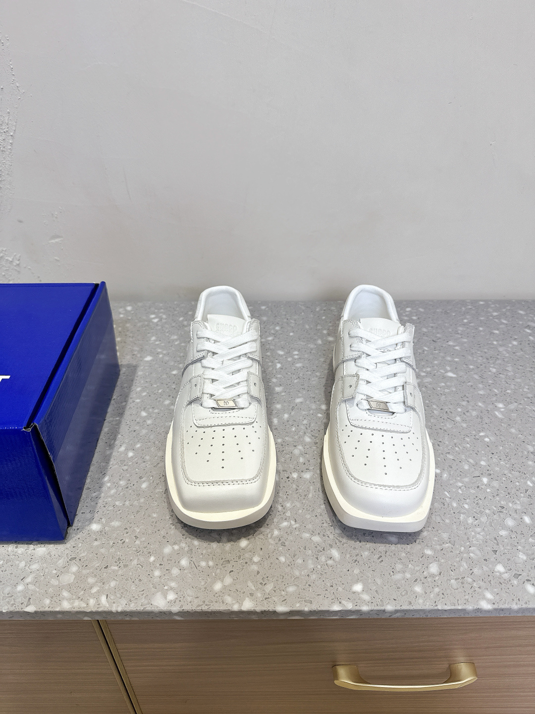 NO:224484,CHOCO CONCERT Niche trendy brand 25ss spring and summer new square shoes casual shoes sisters must-have versatile shoe slippers in summer, which is taller and super comfortable and fashionable sneakers, and it is the shoes that are so popular that the whole entertainment industry #Gillian Zhang Xiaofei round square shoes! Fashionable and versatile, taller and slimmer, really fragrant! It can be said that everyone has one! Come and get it! In addition to these classic colors for celebrities, the whole is romantic, high-end and unique, practical and beautiful! The upper is made of original imported cowhide, the inner foot pad is original breathable cloth, the sole is original customized rubber outsole, size 35-39 (40 customization, no return or exchange), casual shoes/sneakers, sneakers, cowhide19860909CHOCO CONCERT 小众潮牌 25ss春夏新款 方圆鞋 休闲鞋 姐妹们夏天必入的百搭款鞋拖,即增高又超级舒服 又时髦的运动鞋,而且是火到整个娱乐圈的鞋子#阿娇张小斐同款圆方鞋 !时尚百搭, 显高又显瘦,真的太香啦!可以说是人手一款!大家快来 get起来! 除了明星上脚的这些经典配色外 整个浪漫高级又独特,实用与颜值全部拉满! 鞋面采用原版进口牛皮 内里垫脚原版透气布 鞋底原版定制橡胶大底 码数35-39（40定制不退换）,休闲鞋/运动鞋,sneakers,cowhide,Women's Shoes