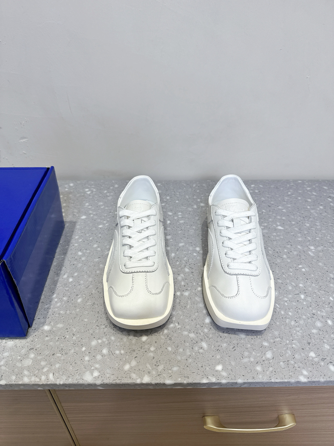 NO:224490,CHOCO CONCERT Niche trendy brand 25ss spring and summer new square shoes casual shoes sisters must-have versatile shoe slippers in summer, which is taller and super comfortable and fashionable sneakers, and it is the shoes that are so popular that the whole entertainment industry #Gillian Zhang Xiaofei round square shoes! Fashionable and versatile, taller and slimmer, really fragrant! It can be said that everyone has one! Come and get it! In addition to these classic colors for celebrities, the whole is romantic, high-end and unique, practical and beautiful! The upper is made of original imported cowhide, the inner foot pad is original breathable cloth, the sole is original customized rubber outsole, size 35-39 (40 customization, no return or exchange), casual shoes/sneakers, sneakers, cowhide19860909CHOCO CONCERT 小众潮牌 25ss春夏新款 方圆鞋 休闲鞋 姐妹们夏天必入的百搭款鞋拖,即增高又超级舒服 又时髦的运动鞋,而且是火到整个娱乐圈的鞋子#阿娇张小斐同款圆方鞋 !时尚百搭, 显高又显瘦,真的太香啦!可以说是人手一款!大家快来 get起来! 除了明星上脚的这些经典配色外 整个浪漫高级又独特,实用与颜值全部拉满! 鞋面采用原版进口牛皮 内里垫脚原版透气布 鞋底原版定制橡胶大底 码数35-39（40定制不退换）,休闲鞋/运动鞋,sneakers,cowhide,Women's Shoes