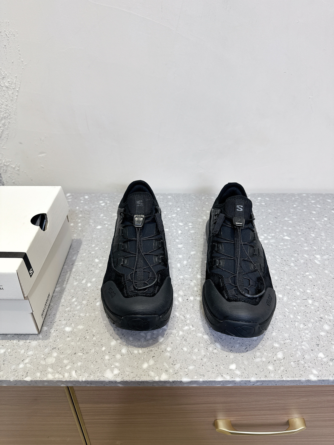 NO:224491,Salomon MM6 Co-branded Magila X-Alp series outdoor couple casual sneakers original purchase and development Made this X-AIp, which is newly interpreted by MM6, focuses on its aerodynamic appearance, and the iconic white and cream color bring urban style. The MM6 digital logo on the tongue is like a handmade seal, which complements the bold and high-tech LOGO of SALOMON. Fabric: original imported cowhide   breathable mesh, inner foot pad breathable mesh, original open mold-on-slip rubber outsole, sole thickness 4CM Size35-44 (women's size 40, men's size 45 customized, non-refundable) (men's shoes pre-sale for 10 days), dad shoes, loro piana, masion margiela, masion margiela, sneakers, cowhide19860909Salomon MM6 萨洛蒙联名马吉拉 X-Alp系列 户外 情侣款休闲 运动鞋 原版购入开发 做货 这款由MM6全新演绎的X-AIp专注于其空气动力学的外观上,标志性白色与奶油色带来都市风格. 鞋舌上的MM6 数字标志就像一枚手工印章,与SALOMON大胆而高科技的LOGO相得益彰. 面料:原版进口牛皮 透气网面 内里垫脚透气网里 鞋底原版开模防滑橡胶大底 底厚4CM Size35-44（女码40,男码45定制不退换）（男鞋预售10天）,老爹鞋,loro piana,masion margiela,masion margiela,sneakers,cowhide,Women's Shoes