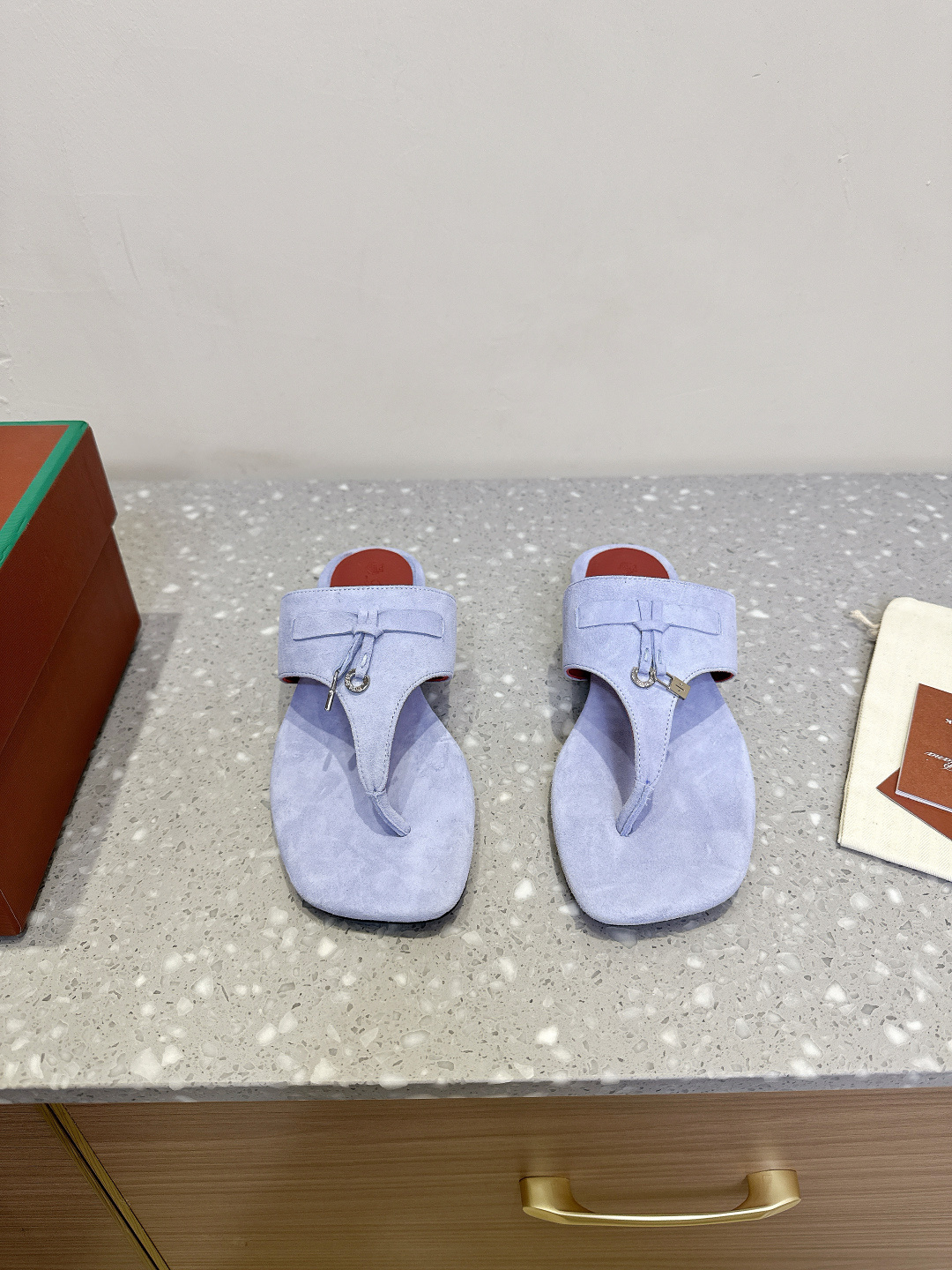 NO:224476,Loro Piana 25ss Spring and Summer Series Retro British Style Foot Slippers It turns out that this is the legend that you won’t be tired even if you walk 20,000 steps and you will be completely trapped. The minimalist design will attract attention and be more attractive. The soft foot feel is outstanding. If you don’t grind your feet, you will be nice with soft and glutinous soles. You won’t be tired of wearing it every day. Who can refuse a pair of versatile and beautiful loafers? The upper is imported suede, the inner footbed suede, the sole is original customized leather sole. Size35-39 (40.41.42 customization, no return or exchange), split-toe shoes, loro piano, loafers, slippers, chamois leather, Leather soles19860909Loro Piana 诺悠翩雅 25ss春夏系列 复古英伦风 夹脚 拖鞋 原来这就是传说走两万步都不会累脚的夹脚把颜值和脚感都拿捏住了 上脚一走就会被彻底沦陷～极简的设计吸睛耐看,穿搭加分项呀 软乎乎的脚感质感出众 不会磨脚就很nice搭配软软糯糯的鞋底,日常通行久穿不累哦 谁能拒绝得了一双百搭又好看的乐福鞋呢 鞋面原版进口麂皮 内里垫脚麂皮 鞋底原版定制真皮大底 Size35-39（40.41.42定制不退不换）,分趾鞋,loro piana,loafers,slippers,chamois leather,Leather soles,Women's Shoes