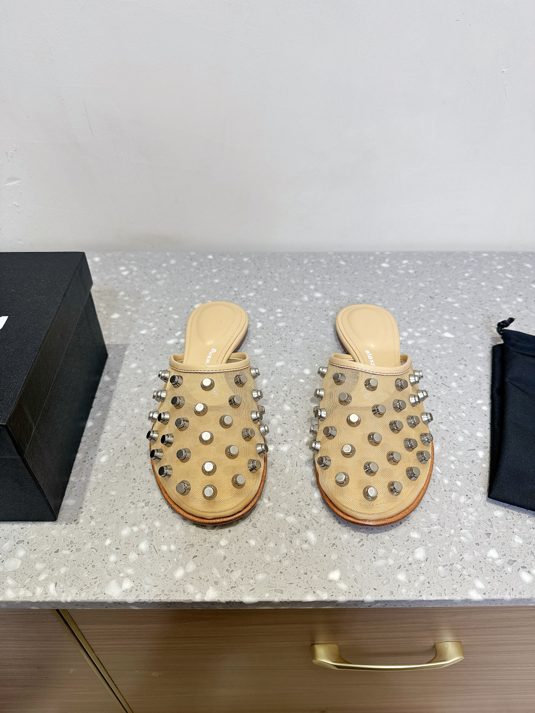 NO:224475,Alexander wang 25ss spring and summer new style Liuding shoes slippers Personalized style Super textured Love this style This style is simple and fashionable and comfortable to wear. An indispensable model in summer presents a brand new iconic outline. This shoe is made of soft leather, hollow heel with hardware logo, original imported mesh / original mold opening button nails, inner foot pad sheepskin, original custom Italian leather soles Size35-39 (40 customization, no return and exchange), semi-torque, alexander wang, slippers, sheepskin, Leather soles19860909Alexander wang 亚力山大王 25ss春夏 新款 柳丁鞋 拖鞋 个性御姐风 超有质感 爱了爱了 该款设计简约上脚时尚舒服 夏季不可缺少的一款大王呈现焕然一新的标志性轮廓. 这款鞋履由柔软皮制成镂空鞋跟搭配五金件徽标 鞋面原版进口网纱/原版开模钮钉 内里垫脚羊皮 鞋底原版定制意大利真皮大底 Size35-39(40定制不退换）,半拖,alexander wang,slippers,sheepskin,Leather soles,Women's Shoes