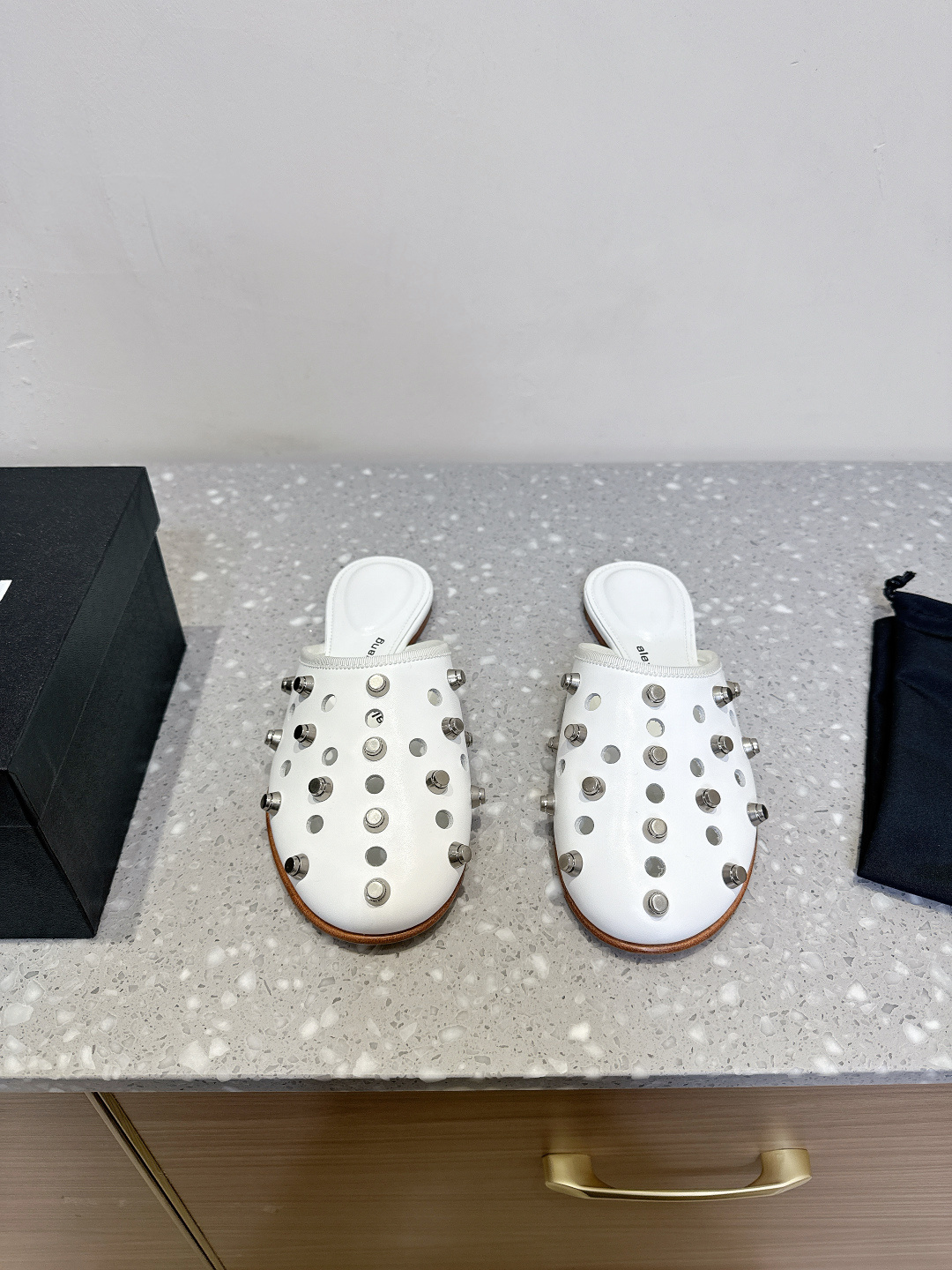 NO:224478,Alexander wang 25ss spring and summer new style Liuding shoes slippers Personalized style Super textured Love this style This style is simple and fashionable and comfortable to wear. An indispensable model in summer presents a brand new iconic outline. This shoe is made of soft leather, hollow heel with hardware logo. The upper is imported cowhide/original mold opening button nails. The inner foot pad sheepskin. The sole is original custom Italian leather outsole. Size35-39 (40 customization, no return or exchange), semi-torque, alexander wang, slippers, cowhide, sheepskin, Leather soles19860909Alexander wang 亚力山大王 25ss春夏 新款 柳丁鞋 拖鞋 个性御姐风 超有质感 爱了爱了 该款设计简约上脚时尚舒服 夏季不可缺少的一款大王呈现焕然一新的标志性轮廓. 这款鞋履由柔软皮制成镂空鞋跟搭配五金件徽标 鞋面原版进口牛皮/原版开模钮钉 内里垫脚羊皮 鞋底原版定制意大利真皮大底 Size35-39(40定制不退换）,半拖,alexander wang,slippers,cowhide,sheepskin,Leather soles,Women's Shoes