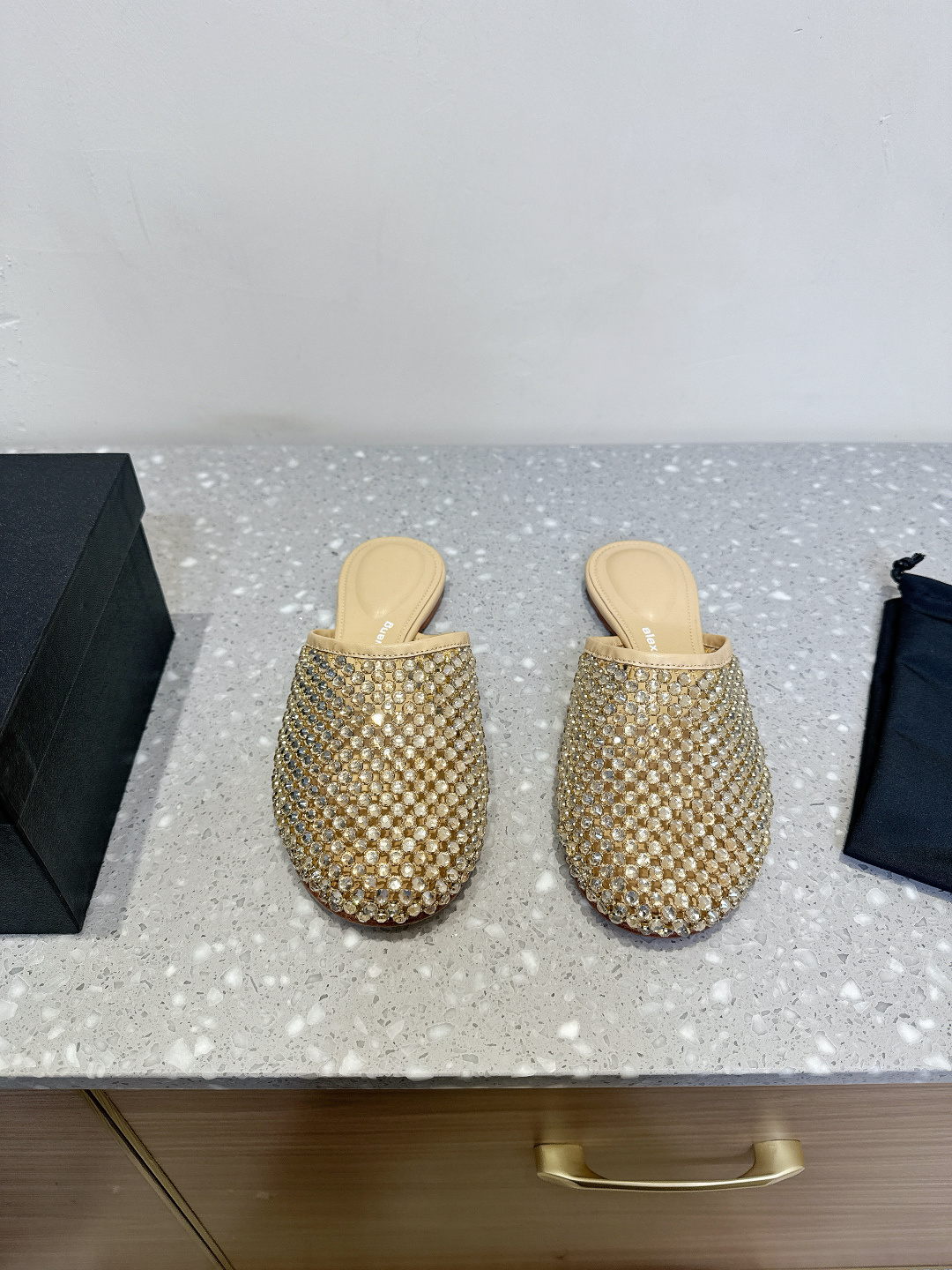 NO:224481,Alexander wang 25ss spring and summer new model diamond slippers personality style super textured love love this model design is simple and fashionable and comfortable. An indispensable model in summer presents a brand new iconic outline. This shoe is made of soft leather, hollow heel with hardware logo, original imported rhinestones, inner foot pad sheepskin, original custom Italian leather sole Size35-39 (40 customization, no return and exchange), semi-torque, alexander wang, slippers, sheepskin, Leather soles19860909Alexander wang 亚力山大王 25ss春夏 新款 钻款 拖鞋 个性御姐风 超有质感 爱了爱了 该款设计简约上脚时尚舒服 夏季不可缺少的一款大王呈现焕然一新的标志性轮廓. 这款鞋履由柔软皮制成镂空鞋跟搭配五金件徽标 鞋面原版进口水钻 内里垫脚羊皮 鞋底原版定制意大利真皮大底 Size35-39(40定制不退换）,半拖,alexander wang,slippers,sheepskin,Leather soles,Women's Shoes