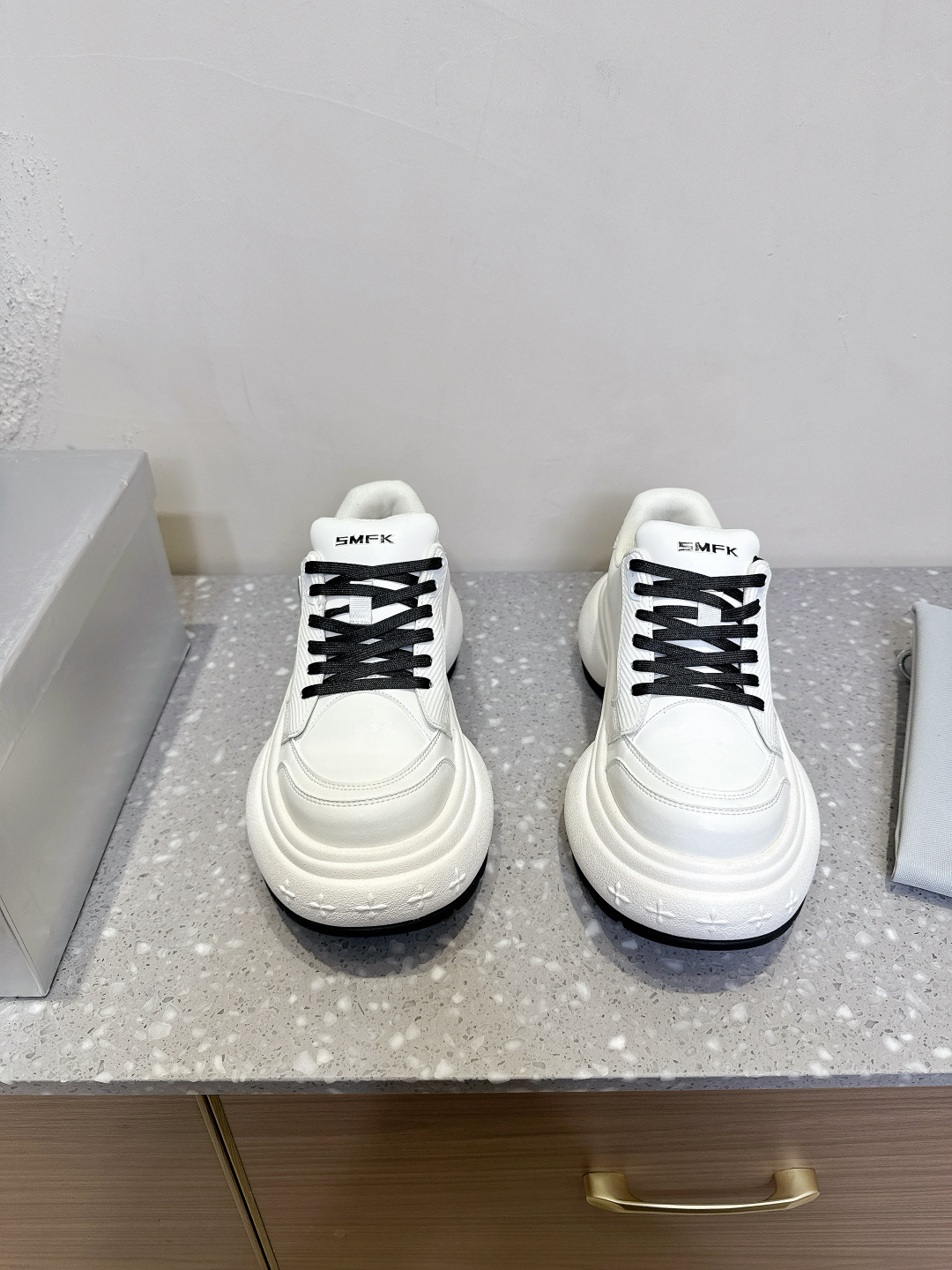 NO:224483,Smfk niche trendy brand hits, design relief, thick sole, sports shoes, casual shoes, really, very attractive!  The gospel of short babies directly extends the body proportions!  !  Sole soft and comfortable, sole is wear-resistant and non-slip - and every color is very versatile. It is really suitable for this spring and summer. The upper is imported cowhide/original breathable mesh. The inner footbed is breathable mesh. The sole is customized EVA rubber outsole. Size 35-40 (40 custom made without return or exchange), casual shoes/sports shoes, sneakers, cowhide19860909Smfk 小众潮牌爆款 设计感浮雕 厚底 运动鞋 休闲鞋 爆真的是很耐看越看越喜欢！矮个子宝宝的福音直接拉长身材比例！！ 鞋身柔软舒适,鞋底耐磨防滑- 而且每个颜色都非常百搭.真的太适合这个春夏  鞋面原版进口牛皮/原版透气网 内里垫脚透气网面 鞋底原版定制EVA橡胶大底 码数35-40（40定做不退换）,休闲鞋/运动鞋,sneakers,cowhide,Women's Shoes