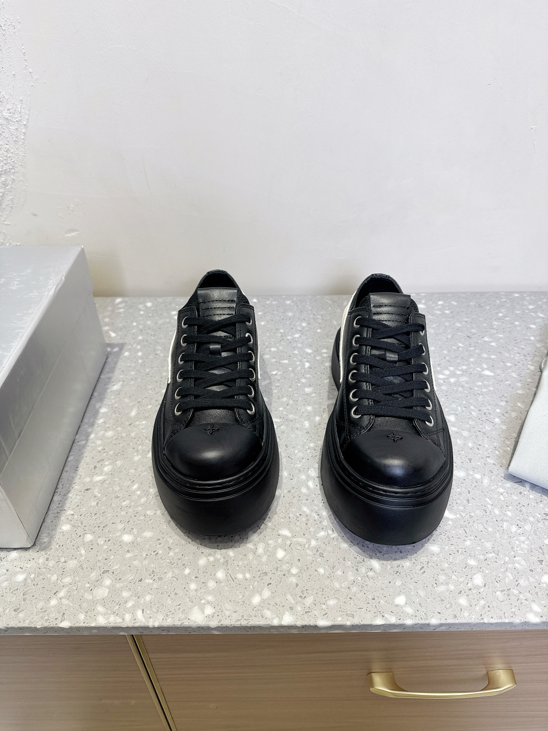 NO:224489,Leather SMFK Niche trendy brand 25ss Spring and summer new cross flower big toe thick sole Derby shoes versatile minimalist style national trend, new work inherits many popular elements of the brand, it is bound to be very popular - canvas casual shoes Super cool dark and versatile style Made of high-density breathable canvas, equipped with moderately comfortable thick sole, details also ensure that they are safe and easy to move. Original imported custom canvas fabric/cowhide, imported sheepskin, thick sole of inner foot pads, 5CM sole original open molded cross flower molded rubber sole Size: 35-40 (40 custom made without return or exchange), casual shoes/sports shoes, sneakers, cowhide, sheepskin19860909皮面SMFK 小众潮牌 25ss春夏新款 十字花 大头厚底 德比鞋 百搭的极简风国潮,新作继承了诸多品牌制胜的流行元素,势必大热—帆布休闲鞋 超级酷 黑暗百搭风 采用高密度透气帆布而成,配有高度适中的舒适厚底,细节还确保穿着稳妥不易移位 面料原版进口定制帆布面料/牛皮 内里垫脚进口羊皮 底厚5CM 鞋底原版开模十字花成型橡胶大底 Size:35-40（40定做不退换）,休闲鞋/运动鞋,sneakers,cowhide,sheepskin,Women's Shoes