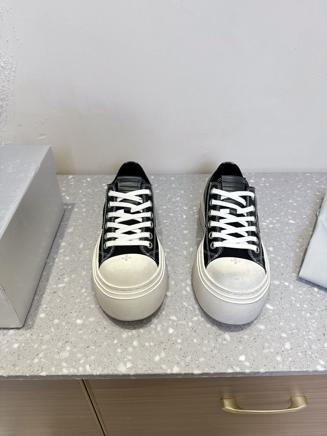 NO:224492,SMFK niche trendy brand 25ss spring and summer new cross flower big toe thick sole derby shoes versatile minimalist style national trend, new work inherits many popular elements of the brand, and is bound to be very popular - canvas casual shoes Super cool dark and versatile style Made of high-density breathable canvas, equipped with moderately comfortable thick sole, details also ensure that they are safe and easy to move. Original imported custom canvas fabric/cowhide, inner foot pad imported sheepskin, sole thick 5CM, original open molded cross flower molded rubber sole Size: 35-40 (40 custom made without return or exchange), casual shoes/sports shoes, sneakers, cowhide, sheepskin19860909布面SMFK 小众潮牌 25ss春夏新款 十字花 大头厚底 德比鞋 百搭的极简风国潮,新作继承了诸多品牌制胜的流行元素,势必大热—帆布休闲鞋 超级酷 黑暗百搭风 采用高密度透气帆布而成,配有高度适中的舒适厚底,细节还确保穿着稳妥不易移位 面料原版进口定制帆布面料/牛皮 内里垫脚进口羊皮 底厚5CM 鞋底原版开模十字花成型橡胶大底 Size:35-40（40定做不退换）,休闲鞋/运动鞋,sneakers,cowhide,sheepskin,Women's Shoes