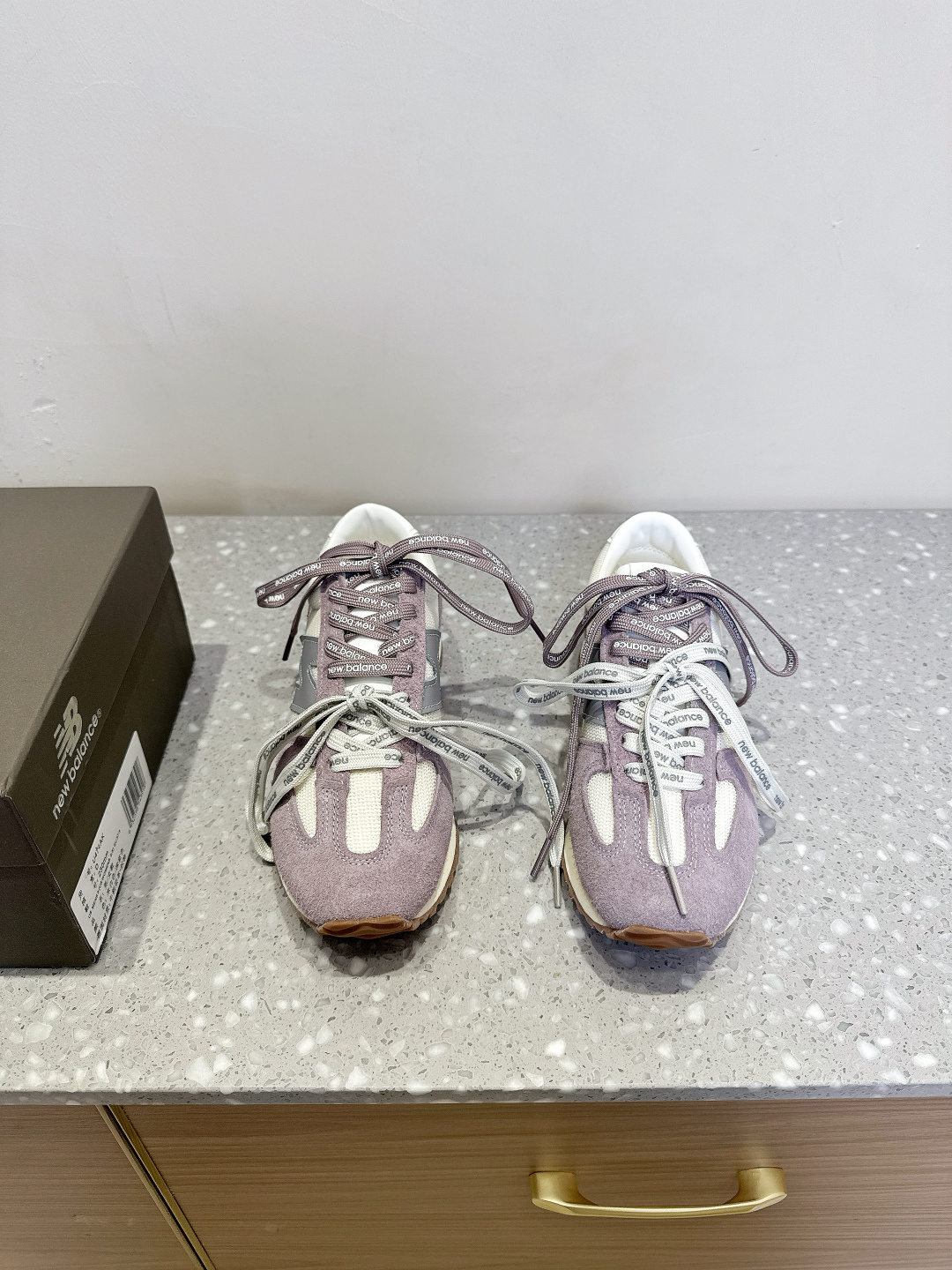 NO:224468,New balance New Balance 471 25ss spring and summer new product, retro casual shoes, sports shoes The 471 shoe model inherits its classic outline, outlining the light appearance with slender sandalwood, rejuvenating the new look of retro thin-soled shoes. This color scheme is so durable, NB really rarely appears this milk purple color, and there are three pairs of shoelaces!  !  Spring and summer are really casually equipped. The upper is made of original imported suede/cowhide/breathable net. The inner foot pad is original breathable net. The sole is original customized EVA non-slip rubber outsole size35-39 (40.41 customized without return or exchange), casual shoes/sports shoes, new balance, sneakers, cowhide, chamois leather19860909New balance 纽百伦471 25ss春夏新品 复古 休闲鞋 运动鞋 471鞋款承袭其经典轮廓,以纤细鞋檀勾勒轻盈外形 焕启复古薄底鞋新风貌 这个配色好耐看,NB真的很少出这种奶紫色 而且有三副鞋带！！ 春夏真的是随便配了 鞋面采用原版进口麂皮/牛皮/透气网 内里垫脚原版透气网 鞋底原版定制EVA防滑橡胶大底 size35-39（40.41定制不退换）,休闲鞋/运动鞋,new balance,sneakers,cowhide,chamois leather,Women's Shoes