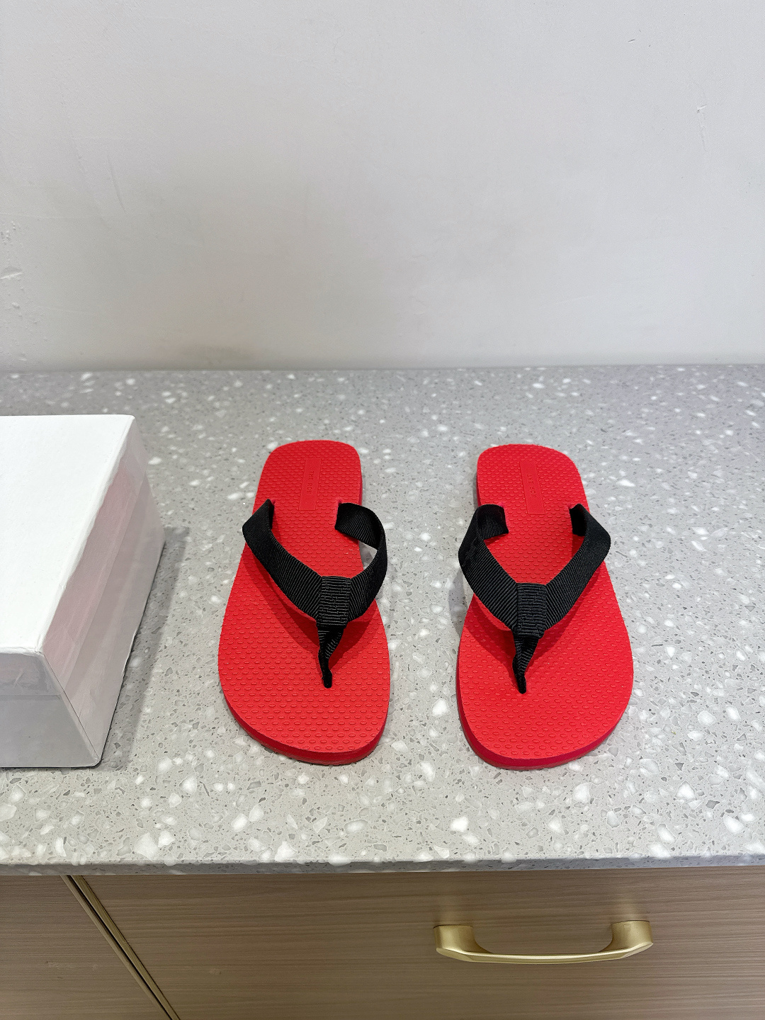 NO:224477,The Row niche trendy brand 25ss spring and summer new couple style flip flops show a comfortable and comfortable simple outfit! The new Dune flip flops, the clips are made of grosgrain cotton, and are equipped with textured footbeds and lightweight rubber soles. Through the reinterpretation of the style, the new color scheme injects new vitality into the brand Size35-45 (women's size 40, men's size 45 customized without return or exchange), split-toe shoes19860909The Row 小众潮牌 25ss春夏新款 情侣款 人字拖 展示了舒适自在的简约感穿搭! 新款 Dune人字拖,夹脚采用罗缎棉质制成,并配有纹理感鞋床和轻质橡胶鞋底. 通过对式的重新诠释,采用新配色为品牌注入新活力 Size35-45（女码40,男码45订做不退换）,分趾鞋,Women's Shoes