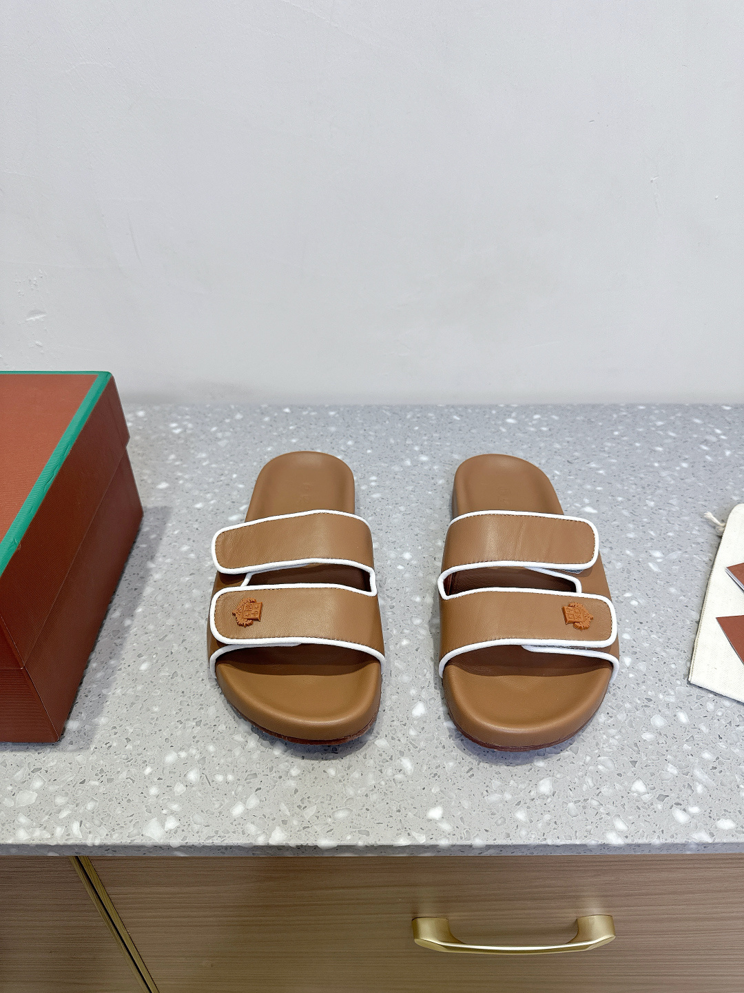 NO:224479,Loro Piana 25ss Spring and Summer Series Retro British Style Couple Style Slippers It turns out that this is the legend that you won’t be tired of your feet even if you walk 20,000 steps and you will be completely lost. The minimalist design will attract attention and be more attractive. The soft foot feel is outstanding. If you don’t grind your feet, you will be nice with soft and glutinous soles. You won’t be tired of wearing it for a long time. Who can refuse a pair of versatile and beautiful loafers? The upper is made of original imported cowhide, inner foot pad sheepskin, original custom rubber sole Size35-39 (female size 40, male size 45.46 custom-made without return or replacement), slippers, loro pigafers, slippers, cowhide, sheepskin19860909Loro Piana 诺悠翩雅 25ss春夏系列 复古英伦风 情侣款 拖鞋 原来这就是传说走两万步都不会累脚的夹脚把颜值和脚感都拿捏住了 上脚一走就会被彻底沦陷～极简的设计吸睛耐看,穿搭加分项呀 软乎乎的脚感质感出众 不会磨脚就很nice搭配软软糯糯的鞋底,日常通行久穿不累哦 谁能拒绝得了一双百搭又好看的乐福鞋呢 鞋面采用原版进口牛皮 内里垫脚羊皮 鞋底原版定制橡胶大底 Size35-39（女码40,男码45.46定制不退不换）,拖鞋,loro piana,loafers,slippers,cowhide,sheepskin,Women's Shoes