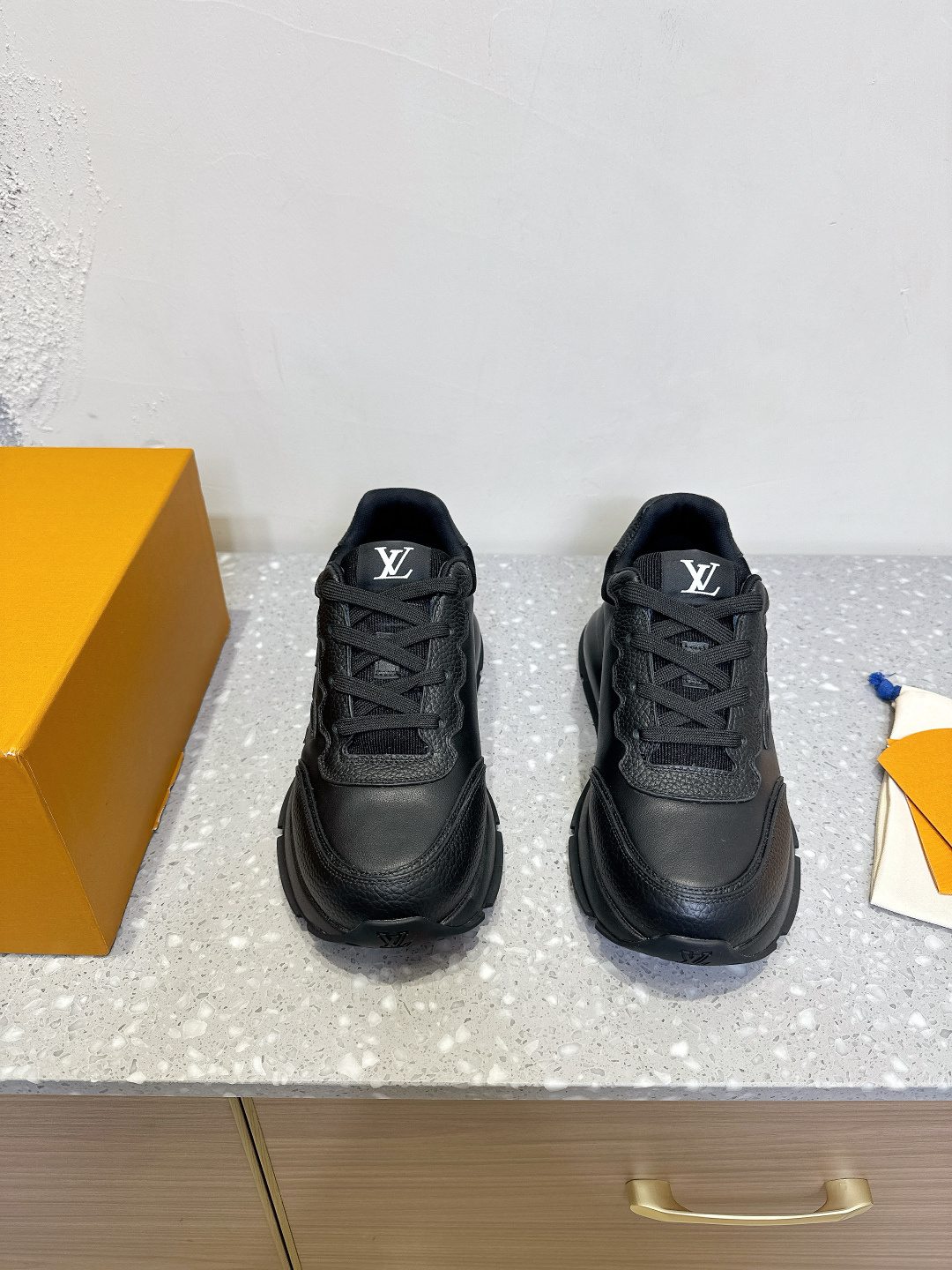 NO:226311,Louis Vuitton 25ss Latest Classic series Thick sole Casual sports shoes Original purchase and development Made this Classic sports shoes are designed with elegant design with smooth cowhide leather, which can easily integrate into various shapes. Attention LV letters marked on the side of the shoe, light rubber outsole embellished with Vuitton logo exquisite packaging for delivery counter Original custom imported head layer cowhide Inner footbed breathable mesh Sole original open mold rubber foam sole 4CM thick sole Size35-44 (female size 40, male size 45 custom made without return), casual shoes/sports shoes, christian louboutin, louis vuitton, louis vuitton, louis vuitton, louis vuitton, louis vuitton, louis vuitton, louis vuitton, louis vuitton, sneakers, cowhide19860909Louis Vuitton 路易威登 25ss最新Classic系列 厚底 休闲 运动鞋 原版购入开发 做货 这款Classic 运动鞋于 以光滑牛皮革塑造考究设计,可轻松融入各式造型.瞩目 LV 字母标注鞋侧,轻盈橡胶外底点缀 Vuitton 标识 配送专柜精美包装 面料原版定制进口头层牛皮 内里垫脚透气网里 鞋底原版开模橡胶发泡大底 底厚4CM Size35-44（女码40,男码45定做不退换）,休闲鞋/运动鞋,christian louboutin,louis vuitton,louis vuitton,louis vuitton,sneakers,cowhide,Women's Shoes