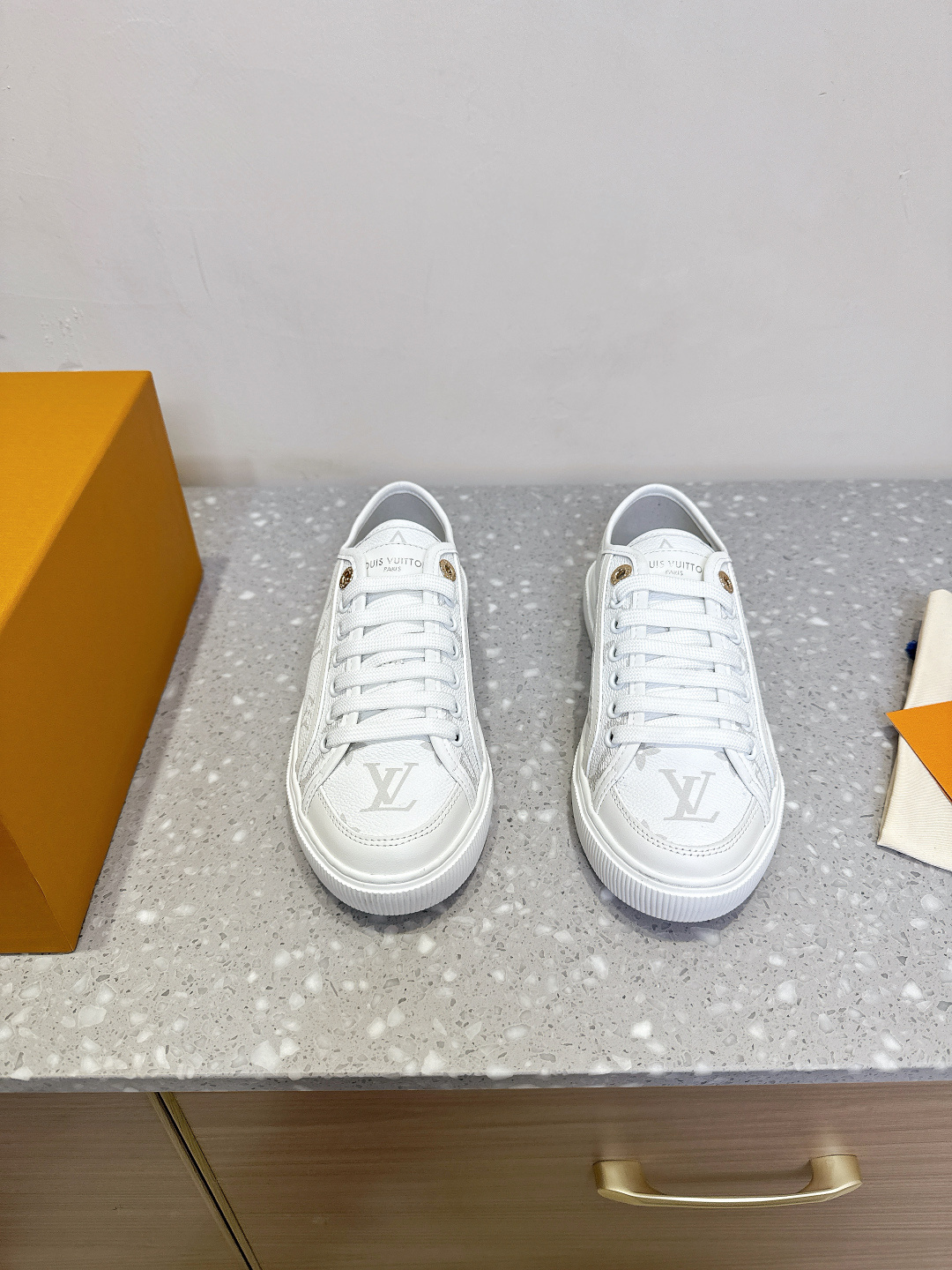 NO:226314,Louis Vuitton 25ss Lagoon series Denim denim embossed presbyopia casual shoes sneakers skateboard shoes original purchase and development made this Lagoon sports shoes are made of Monogram denim, injected with a retro atmosphere into the classic design. The leather trim is leaping into the Louis Vuitton logo, inscribed eyelets, laces and shoelaces highlight the exquisite details, embellishing Monogram The rubber outsole of the floral perfect overall delivery counter exquisite packaging, original imported fabric imported custom-made head leather inner footblade breathable cloth, sole thickness 2.5cm, original open mold-proof TPU material Size35-44 (female size 40, male size 45 customized without return), casual shoes/sports shoes, louis vuitton, louis  vuitton,sneakers,cowhide19860909Louis Vuitton 路易威登 25ss最新Lagoon系列 丹宁牛仔布 压花 老花 休闲鞋 运动鞋 滑板鞋 原版购入开发 做货 这款Lagoon 运动鞋取材 Monogram 丹宁布,为经典设计注入复古气息.皮革饰边跃现路易威登标识,铭纹孔眼、镶边和鞋带彰显考究细节,点缀 Monogram 花卉的橡胶外底完善整体 配送专柜精美包装 面料原版进口定制头层牛皮 内里垫脚透气布 底厚2.5cm 鞋底原版开模防滑TPU材质 Size35-44（女码40,男码45定做不退换）,休闲鞋/运动鞋,louis vuitton,louis vuitton,sneakers,cowhide,Women's Shoes