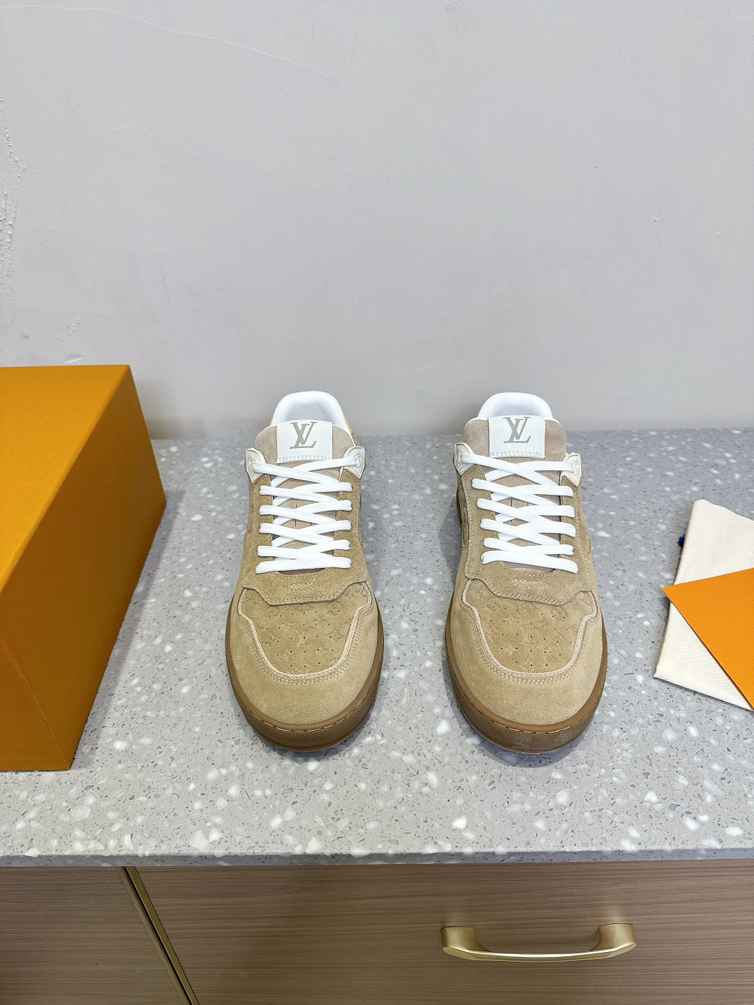 NO:226318,Louis Vuitton 25ss new Stadium series casual shoes German training shoes original purchase and development LV Stadium sports shoes are partially imprinted with soft cowhide leather Monogram pattern, recreating the retro design trend. Monogram canvas trim and toe holes gather craftsmanship details, the tongue is decorated with LV letter labels, and the outsole expresses the Louis Vuitton logo. The delivery counter is exquisitely packaged. The original imported head layer cowhide leather inner foot pad sheepskin thick. The sole original open molded anti-slip rubber outsole Size35-44 (women's size 40, men's size 45 custom-made without return or exchange), casual shoes/sports shoes, louis vuitton, louis vuitton, louis  vuitton,sneakers,cowhide,sheepskin19860909Louis Vuitton 路易威登 25ss新款 Stadium系列 休闲鞋 德训鞋 原版购入开发 做货 LV Stadium 运动鞋为柔软牛皮革局部压印 Monogram 图案,再现复古设计风潮.Monogram 帆布饰边和鞋头镂孔汇聚工致细节,鞋舌饰以 LV 字母标签,外底抒写路易威登标识 配送专柜精美包装 面料原版进口头层牛皮 内里垫脚羊皮 底厚3cm 鞋底原版开模防滑橡胶大底 Size35-44（女码40,男码45定做不退换）,休闲鞋/运动鞋,louis vuitton,louis vuitton,louis vuitton,sneakers,cowhide,sheepskin,Women's Shoes