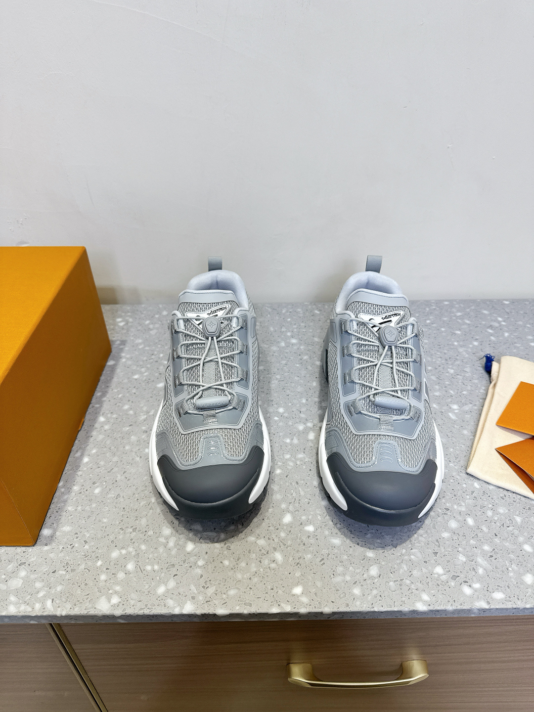 NO:226322,(Male models limited to men) Louis Vuitton Donkey Runner Tatic series Thick sole Casual sports shoes Running shoes Original purchase and development Made this model LV Runner Tatic sports shoes combine technology materials such as mesh fabric and straps to interpret the inspiration of traditional hiking shoes. LV letters are written on one side, and the lassoon buckles are embellished with fast lace-up system Monogram Flowers and Louis Vuitton logos, light and wear-resistant rubber outsole perfect overall delivery counter exquisite packaging, original imported customized technology fabric/mesh surface, inner breathable mesh, sole thickness 4cm, original open mold-on-slip rubber combination sole Size39-44 (45 custom made without return or exchange), casual shoes/sports shoes, louis vuitton, louis vuitton, louis vuitton, louis vuitton, louis vuitton, louis vuitton, louis vuitton, louis  vuitton, louis vuitton,sneakers19860909（限男款）Louis Vuitton 路易威登 驴牌Runner Tatic系列 厚底 休闲 运动鞋 跑鞋 原版购入开发 做货 本款 LV Runner Tatic 运动鞋融合网格面料和饰带等科技材质,演绎传统登山鞋的灵感启发.LV 字母抒写于一侧,快速系带系统的套索扣点缀 Monogram 花卉和路易威登标识,轻盈耐磨的橡胶外底完善整体 配送专柜精美包装 面料原版进口定制科技面料/网面 内里透气网里 底厚4cm 鞋底原版开模防滑橡胶组合大底 Size39-44（45定做不退换）,休闲鞋/运动鞋,louis vuitton,louis vuitton,louis vuitton,louis vuitton,sneakers,Women's Shoes