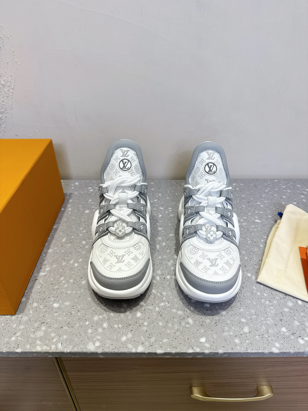 NO:226330,Louis Vuitton 25ss new classic dad shoes sports shoes space shoes semi-trail original purchase and development Made this model LV Archlight exposed-heeled sneakers are made of smooth cowhide leather, craftsmanship perforated Monogram floral pattern, and the same elements are decorated with lace rings. The wide wavy outsole presents the LV Circle logo, slowly revealing the summer atmosphere. The delivery counter is exquisitely packaged. The original imported head layer cowhide leather inside, soft sheepskin thick, 5cm sole original open mold U-shaped arch bridge rubber sole Size35-39 (40 custom made without return), casual shoes/sports shoes, christian louboutin, louis vuitton, louis vuitton, louis  vuitton,sneakers,cowhide,sheepskin19860909Louis Vuitton 路易威登 25ss新款 经典 老爹鞋 运动鞋 太空鞋 半拖 原版购入开发 做货 本款 LV Archlight 露跟运动鞋取材光滑牛皮革,以工致穿孔描摹 Monogram 花卉图案,并以相同元素点缀鞋带圈环.宽大波浪形外底呈现 LV Circle 标识,缓缓流露夏日气息 配送专柜精美包装 面料原版进口头层牛皮 内里柔软羊皮 底厚5cm 鞋底原版开模U型拱桥橡胶大底 Size35-39（40定做不退换）,休闲鞋/运动鞋,christian louboutin,louis vuitton,louis vuitton,louis vuitton,sneakers,cowhide,sheepskin,Women's Shoes