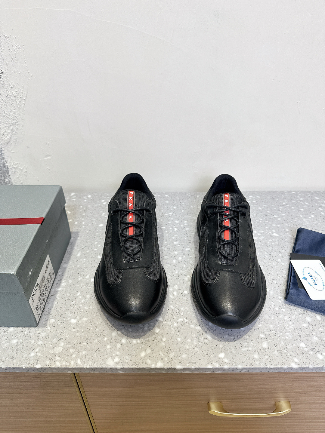 NO:226339,Prada America’s Cup series Patent leather mesh casual sneakers Original purchase and development Made this lacquered leather sneakers are embedded in Bike fabric, inspired by classic aesthetic concepts. The tongue and sole are decorated with the recognizable Prada Linea Rossa logo to further enhance the style. The delivery counter is exquisitely packaged. Fabric: Original custom imported top layer cowhide inner foot pad sheepskin, sole 4cm thick, large sole original mold-open anti-slip TPU material Size35-44 (female size 40, male size 45 customized without return), casual shoes/sports shoes, prada, prada, sneakers, cowhide, sheepskin19860909Prada 普拉达 America’s Cup系列 漆皮 网面 休闲 运动鞋 原版购入开发 做货 这款漆面皮革运动鞋内嵌Bike织物,灵感源自经典美学理念.鞋舌和鞋底饰以富有辨识度的Prada Linea Rossa标识,进一步提升格调 配送专柜精美包装 面料: 原版定制进口头层牛皮 内里垫脚羊皮 底厚4cm 大底原版开模防滑TPU材质 Size35-44（女码40,男码45定做不退换）,休闲鞋/运动鞋,prada,prada,sneakers,cowhide,sheepskin,Women's Shoes