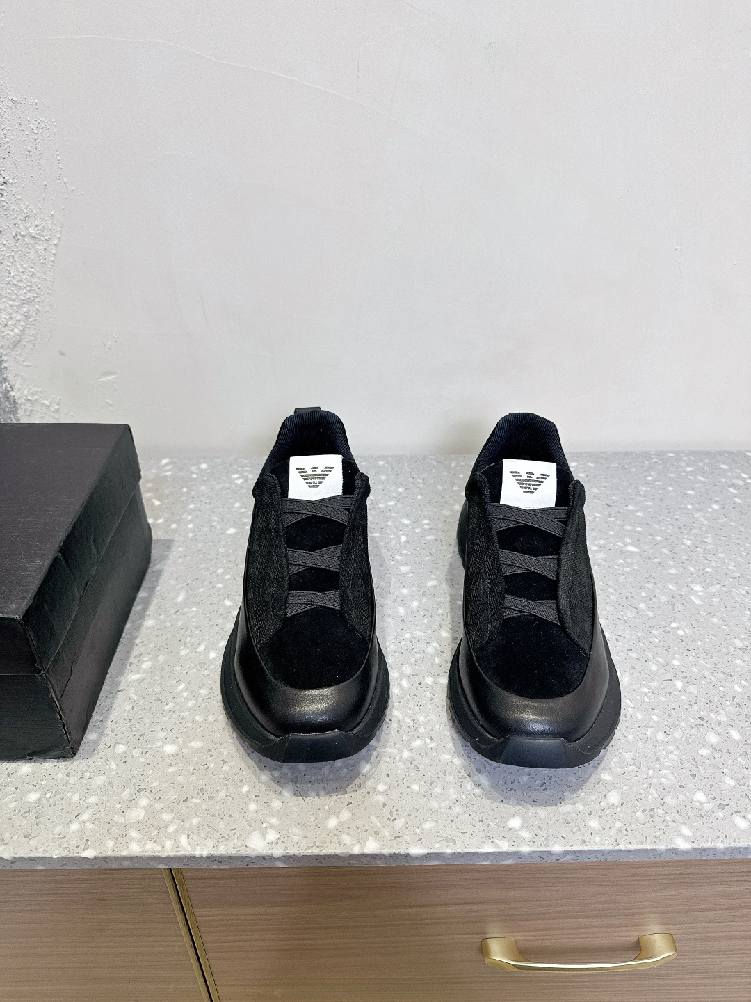 NO:226307,(Male models limited to men) EMPORIO ARMANI 25ss Early Spring Casual Sports Shoes Original Purchase and Development Made Products This EA7 casual sports shoes use embossed Big Eagle logo on the side of the shoe, giving a personalized interpretation of the brand. Sports style fashion not only inspires daily clothing, but also affects the design of the shoe. Exquisite packaging of the delivery counter. Original customized top layer cowhide, soft sheepskin, thick sole, 4cm, large sole original open mold-on-slip rubber sole Size39-44 (38.45.46 custom-made non-return and exchange), casual shoes/sports shoes, armani, armani, sneakers, cowhide, sheepskin19860909（限男款）EMPORIO ARMANI 阿玛尼 25ss早春 休闲 运动鞋 原版购入开发 做货 此款 EA7 休闲运动鞋在鞋侧面采用压花大鹰标LOGO,予以品牌感个性化诠释,运动风时尚不仅为日常服装赋予灵感,其甄选材质和细节亦影响了鞋履的设计 配送专柜精美包装 面料原版定制头层牛皮 内里柔软羊皮 底厚4cm 大底原版开模防滑橡胶大底 Size39-44（38.45.46定做不退换）,休闲鞋/运动鞋,armani,armani,sneakers,cowhide,sheepskin,Women's Shoes