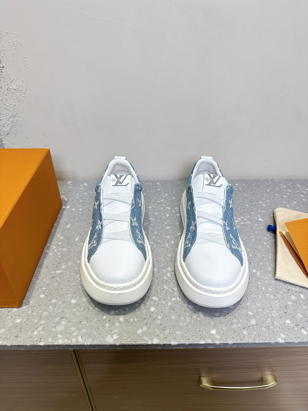 NO:226312,Fabric (for men's models) Louis Vuitton 25ss new Louis Vuitton, white shoes, casual shoes, sneakers, original 9650 purchase, developed and made, donkey brand LV Louis Vuitton specially presented the first environmentally friendly couple's shoes for the traditional Chinese festival of Chinese Valentine's Day. Charlie and Squad sneakers. Side-only LV logo. Customized jacquard fabric. Heel presbyopia design is also eye-catching. The laces and tongue patches are made of recyclable ECONYL recycled nylon. The delivery counter is exquisitely packaged. Fabric: original customized imported cowhide. Inner mesh is breathable. Sole original molded TPU foamed sole. Size39-44 (38.45.46 custom-made, no return or exchange), casual shoes/sports, louis vuitton, louis vuitton, louis  vuitton, louis vuitton,sneakers,cowhide19860909布面（限男款）Louis Vuitton 25ss新款 路易威登 小白鞋 休闲鞋 运动鞋 原版9650 购入 开发做货,驴牌LV路易威登为中国传统七夕节特别呈献首款环保设计情侣鞋Charlie 与Squad运动鞋 侧身超大LV logo 鞋舌定制提花面料 后跟老花设计也很醒目,鞋带和鞋舌贴饰均由可循环利用的ECONYL再生尼龙制成 配送专柜精美包装 面料:原版定制进口牛皮 内里网面透气内 鞋底原版开模TPU发泡大底 Size39-44（38.45.46订做不退换）,休闲鞋/运动鞋,louis vuitton,louis vuitton,louis vuitton,louis vuitton,sneakers,cowhide,Women's Shoes